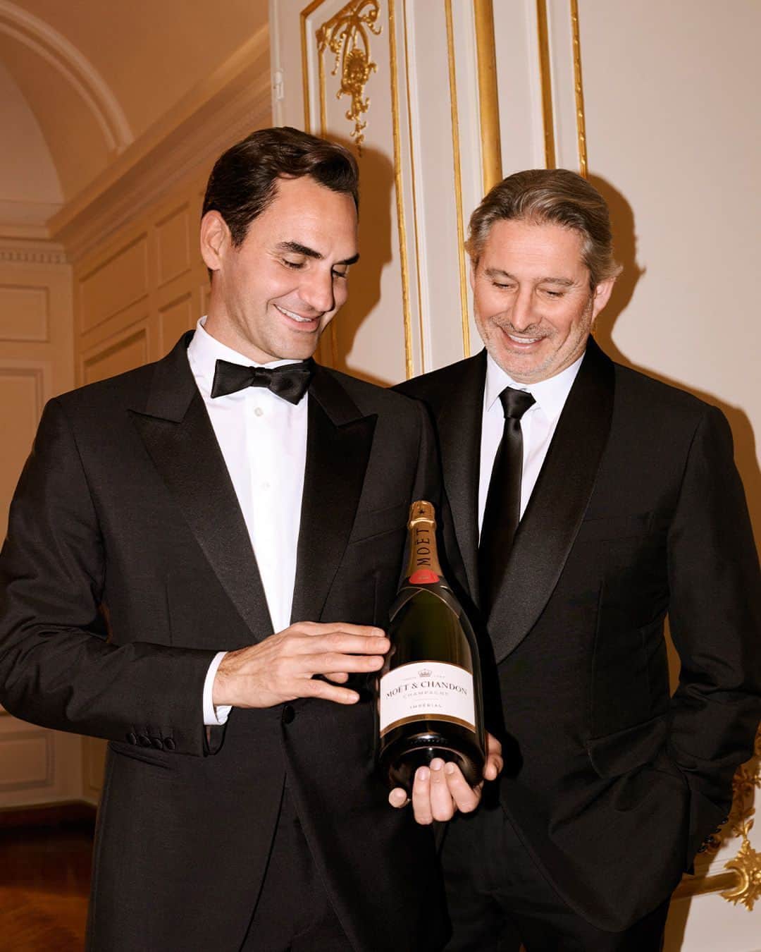Moët & Chandon Officialのインスタグラム：「Ever wonder which champagne would pair amazingly with a radiant dinner “à la française”? Well, Roger Federer and Moët & Chandon Cellar Master Benoît Gouez might have an idea. ⁣ ⁣ @rogerfederer⁣ #ToastWithMoet #MoetImperial #MoetChandon⁣ ⁣ This material is not intended to be viewed by persons under the legal alcohol drinking age or in countries with restrictions on advertising on alcoholic beverages. ENJOY MOËT RESPONSIBLY.」