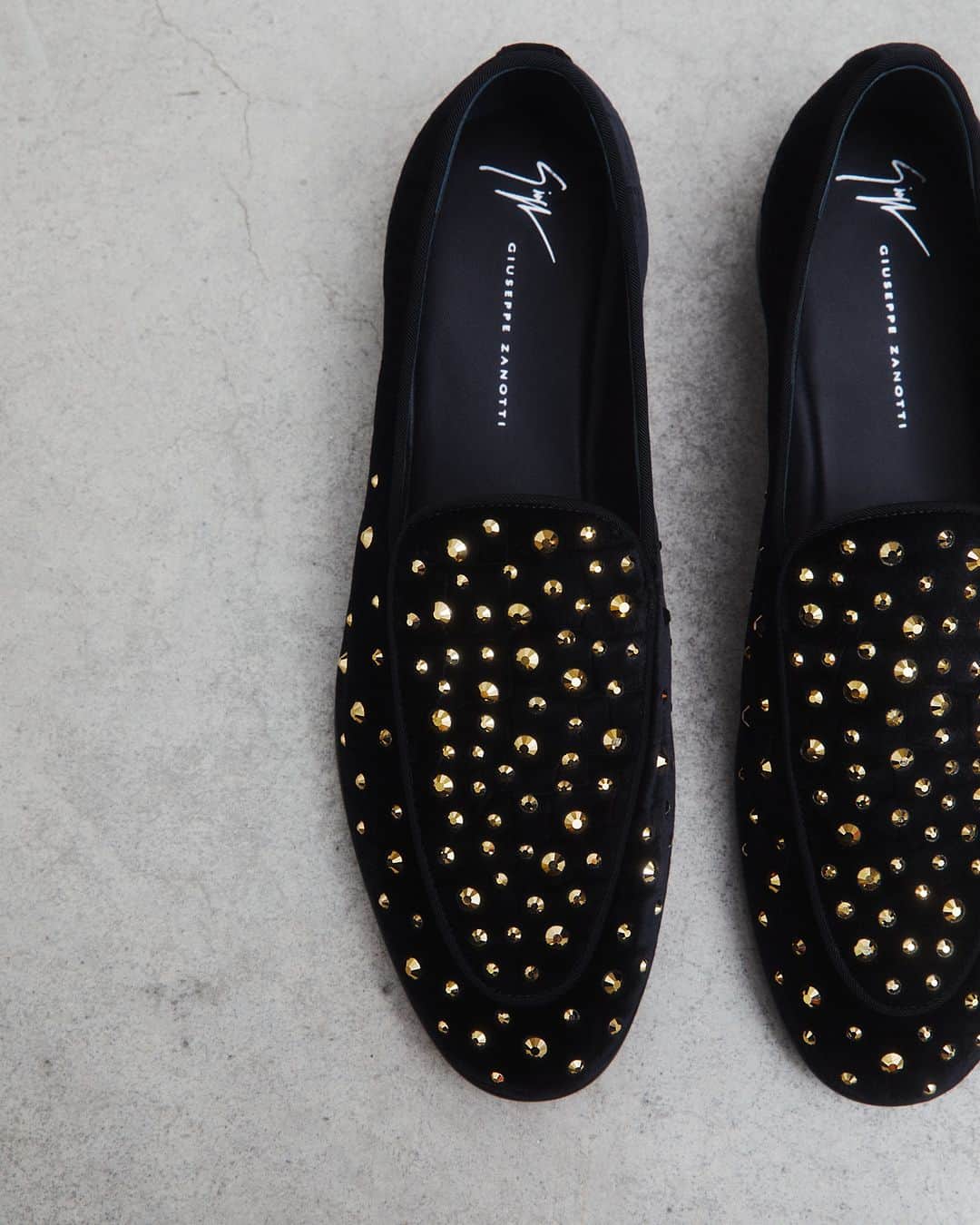 Giuseppe Zanotti Designのインスタグラム：「The moon and stars at his feet. For the festive season, the newly imagined RUDOLPH SPARKLE—a sleek velvet loafer with a constellation of crystals. #GiuseppeZanotti #GZSS24」