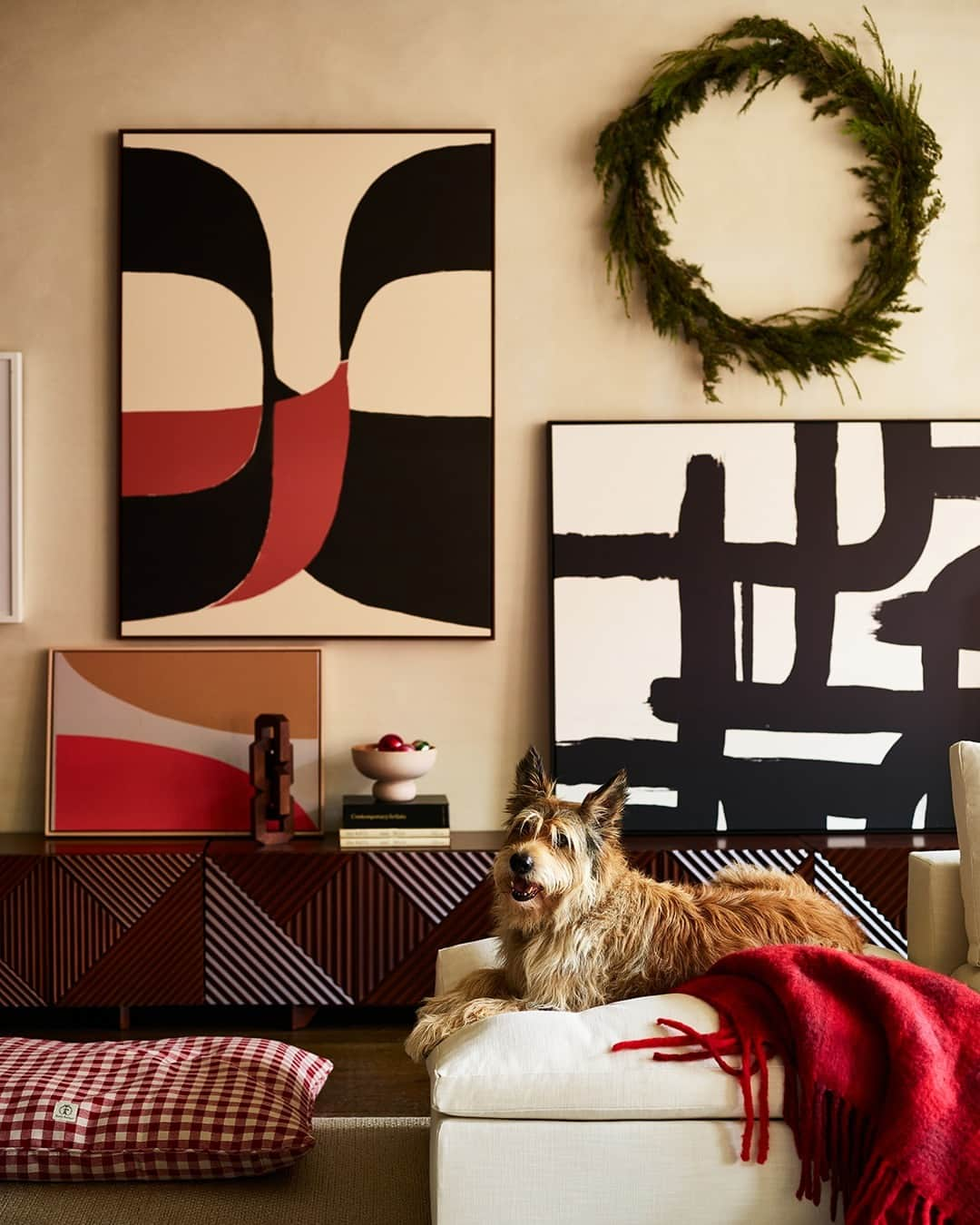 west elmさんのインスタグラム写真 - (west elmInstagram)「Festive finds for every wall. Tap to shop this look, featuring "Shifts Framed" by Bethania Lima, "Black and White Series III" by Carmen Guedez, and "Les Italiennes" by Alex Roda, part of our exclusive collection of wall art with @minted.」12月13日 2時00分 - westelm