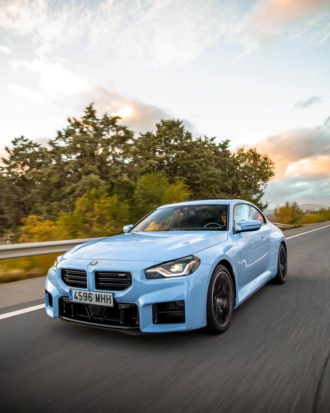 BMWのインスタグラム：「All aboard the powertrain 🏁 📸: @bmw.bymycar.madrid @alvaroiglesiass #BMWRepost The BMW M2. #THEM2 #BMWM #M2 #BMW #MPower __ BMW M2: Combined fuel consumption: 10.2–9.6 l/100 km. Combined CO2 emissions: 231–218 g/km. All data according to WLTP. Further info: www.bmw.com/disclaimer」
