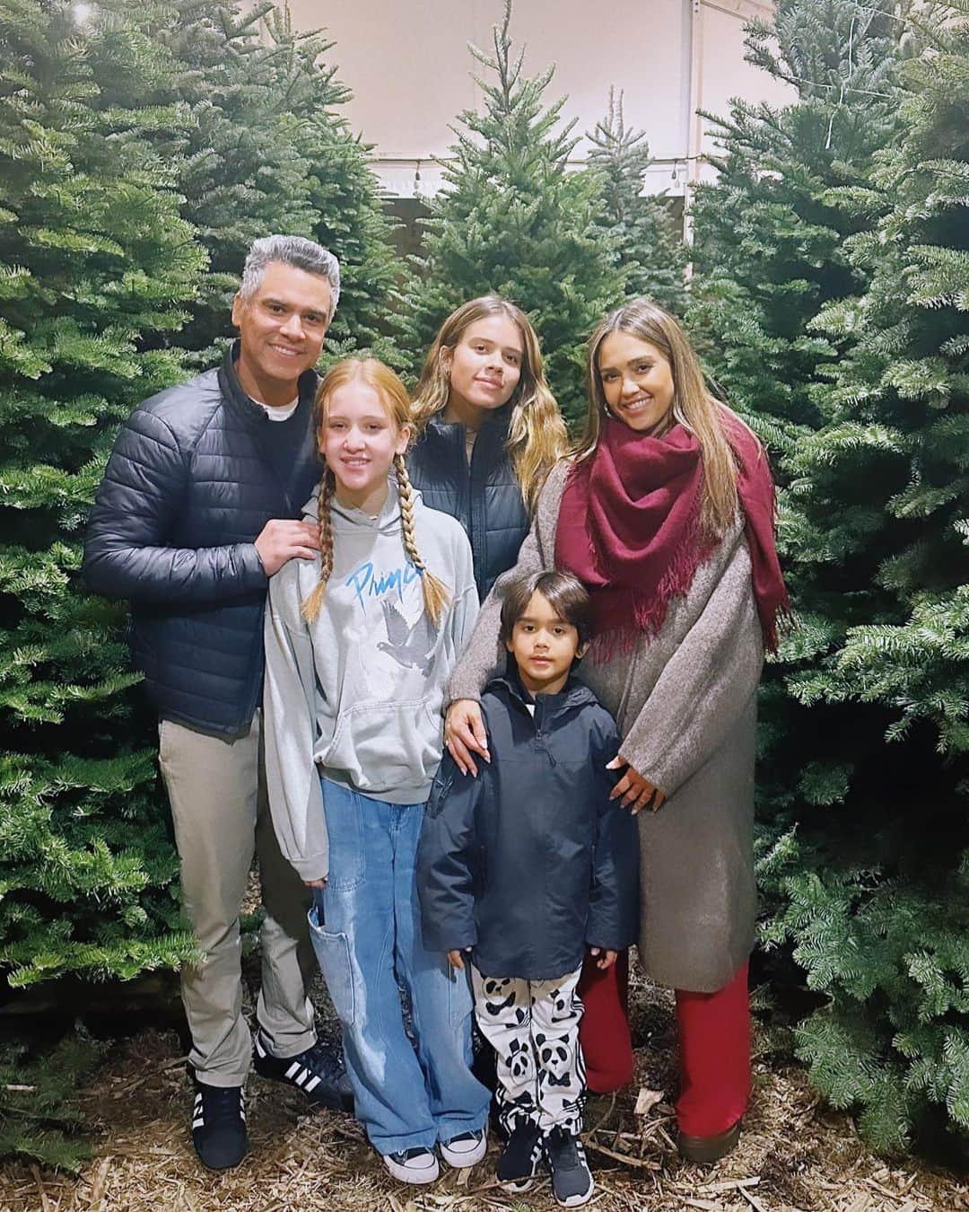 ジェシカ・アルバさんのインスタグラム写真 - (ジェシカ・アルバInstagram)「It’s that time of year! 🎄🎊🤍 Xo」12月13日 2時09分 - jessicaalba