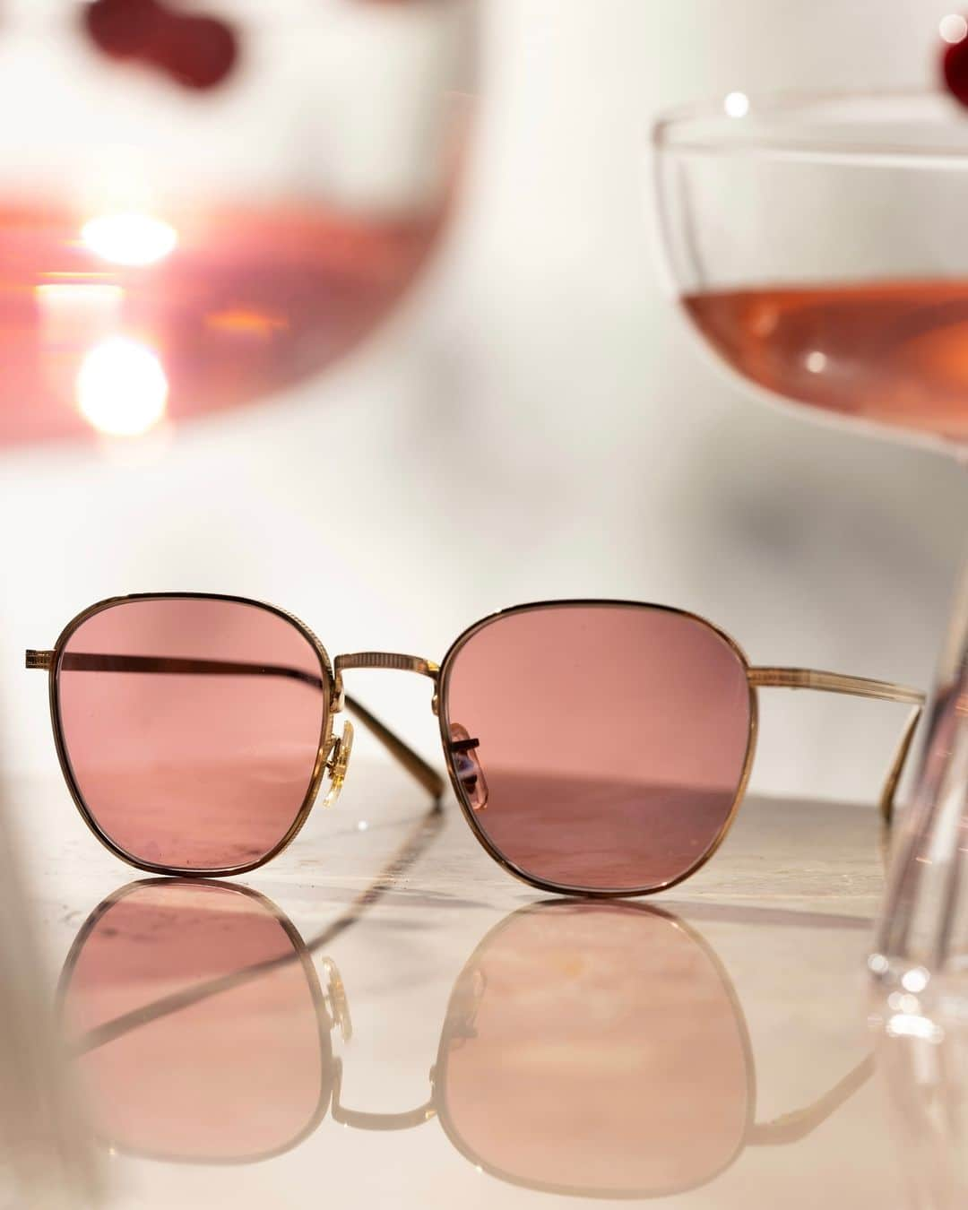 オリバーピープルズのインスタグラム：「Minimal in shape yet bold in color, Rynn’s Magenta Photochromic lenses blend harmoniously with its gold hardware.」