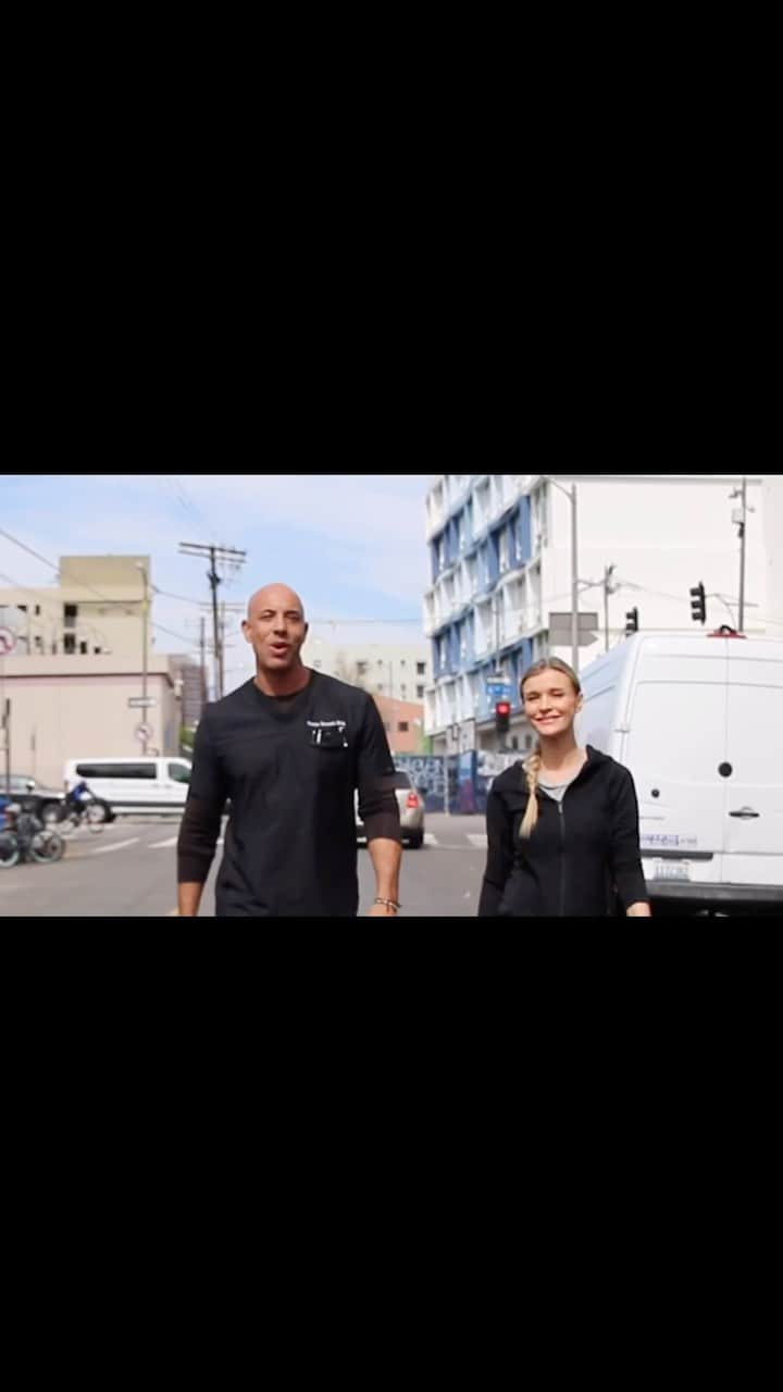 ジョアンナ・クルーパのインスタグラム：「A huge congratulations on the CNN Hero of the Year Award @drkwane . I am beyond honored that Kwane and I have teamed up to bring a life long dream project to reality . Together we are joining forces to help the homeless and low income families with their fur babies . Saving one animal at a time and hopefully inspiring others to do so .」