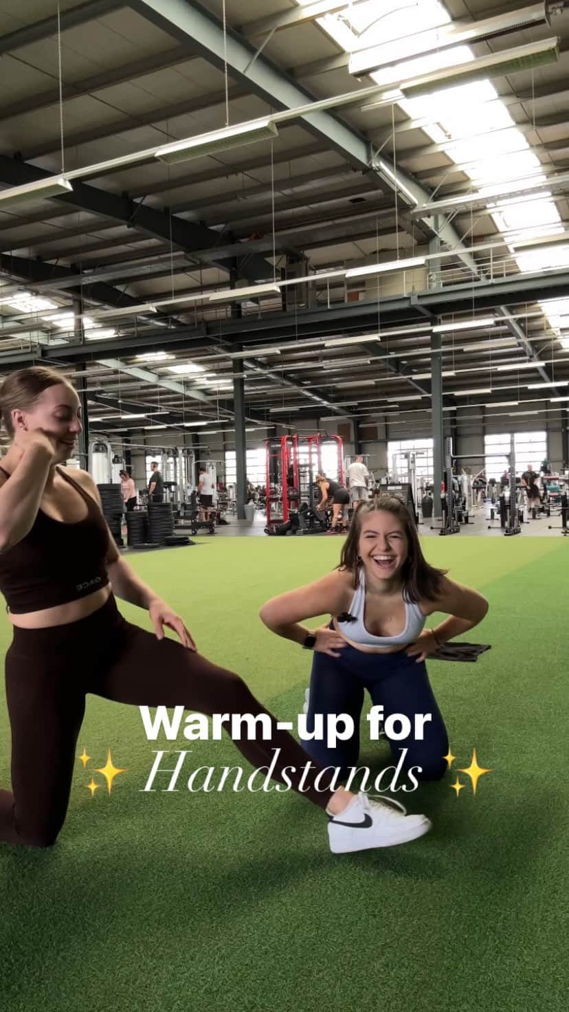 Carina Kröllのインスタグラム：「Die Gym-Robben wärmen sich auf für Handstände 🤸🏼‍♀️🤭 Wie sich Laura bei den Handständen geschlagen hat, seht ihr im nächsten Video 🤫 . . . #gym#gymgirl#trythis#warmupexercise#stretchingroutine#flexibilitycheck#splitstretch#turnen#dehnroutine#spagatlernen#girls#fitnessgirls#fitnesscontent」