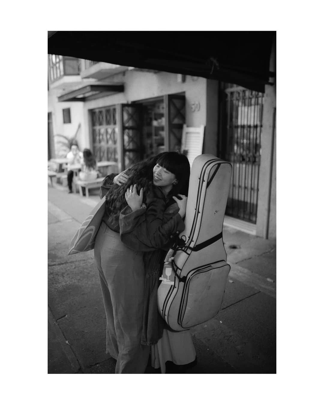 青葉市子さんのインスタグラム写真 - (青葉市子Instagram)「1 Oct 2023 🇲🇽  メキシコ公演が決まってすぐ、 Silvanaが会おうとメッセージをくださったのでした。  ショーの前に素敵なコーヒー屋さんに連れて行って頂き、一緒に洋梨のフレンチトーストを食べながら、詩のこと、音楽の捉え方、日頃考えていること、創作に向かう時の状態、故郷のこと、など。じっくり話す。  私は数年前から、創作用のノートはLEUCHTTURMと決めていて、この日も話しながらノートを広げていた。 ら、なんと彼女も色違いの同じノートを鞄から取り出したのです。 隣同士に並べて眺めていると、中に書かれている詩や音の卵、創作の羽が、パステルカラーの表紙を潜り抜けて、行き来しているような気がしました。  ワイングラスを逆さにして、コーヒーの香りをグラスにたっぷり移してから注がれる贅沢な一杯。 すぐ横の豆屋さんで、Veracruz産の豆を購入。 日本に戻ってからあっという間に飲んでしまった。 空になった袋は冷蔵庫にマグネットでとめてあります。  彼女は仕草も視線もとても透き通っていて、魂には青い炎が見えた。 活動するにあたって、時には苦しくとも、音楽と、音楽が引き起こす奇跡を信じて、軽やかに運ばれてきた人なのだと感じたのでした。  遠く離れた土地に心通える友人ができたのはたいへん嬉しいことです。 またすぐにね。  Me alegro de conocerte. Me gustaría visitar tu ciudad natal algún día. Gracias amigo musical 🪽🪽  📷 @tengoyola   .」12月13日 2時28分 - ichikoaoba