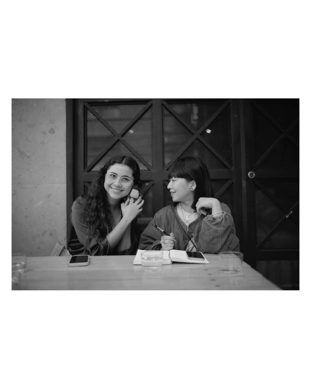 青葉市子さんのインスタグラム写真 - (青葉市子Instagram)「1 Oct 2023 🇲🇽  メキシコ公演が決まってすぐ、 Silvanaが会おうとメッセージをくださったのでした。  ショーの前に素敵なコーヒー屋さんに連れて行って頂き、一緒に洋梨のフレンチトーストを食べながら、詩のこと、音楽の捉え方、日頃考えていること、創作に向かう時の状態、故郷のこと、など。じっくり話す。  私は数年前から、創作用のノートはLEUCHTTURMと決めていて、この日も話しながらノートを広げていた。 ら、なんと彼女も色違いの同じノートを鞄から取り出したのです。 隣同士に並べて眺めていると、中に書かれている詩や音の卵、創作の羽が、パステルカラーの表紙を潜り抜けて、行き来しているような気がしました。  ワイングラスを逆さにして、コーヒーの香りをグラスにたっぷり移してから注がれる贅沢な一杯。 すぐ横の豆屋さんで、Veracruz産の豆を購入。 日本に戻ってからあっという間に飲んでしまった。 空になった袋は冷蔵庫にマグネットでとめてあります。  彼女は仕草も視線もとても透き通っていて、魂には青い炎が見えた。 活動するにあたって、時には苦しくとも、音楽と、音楽が引き起こす奇跡を信じて、軽やかに運ばれてきた人なのだと感じたのでした。  遠く離れた土地に心通える友人ができたのはたいへん嬉しいことです。 またすぐにね。  Me alegro de conocerte. Me gustaría visitar tu ciudad natal algún día. Gracias amigo musical 🪽🪽  📷 @tengoyola   .」12月13日 2時28分 - ichikoaoba