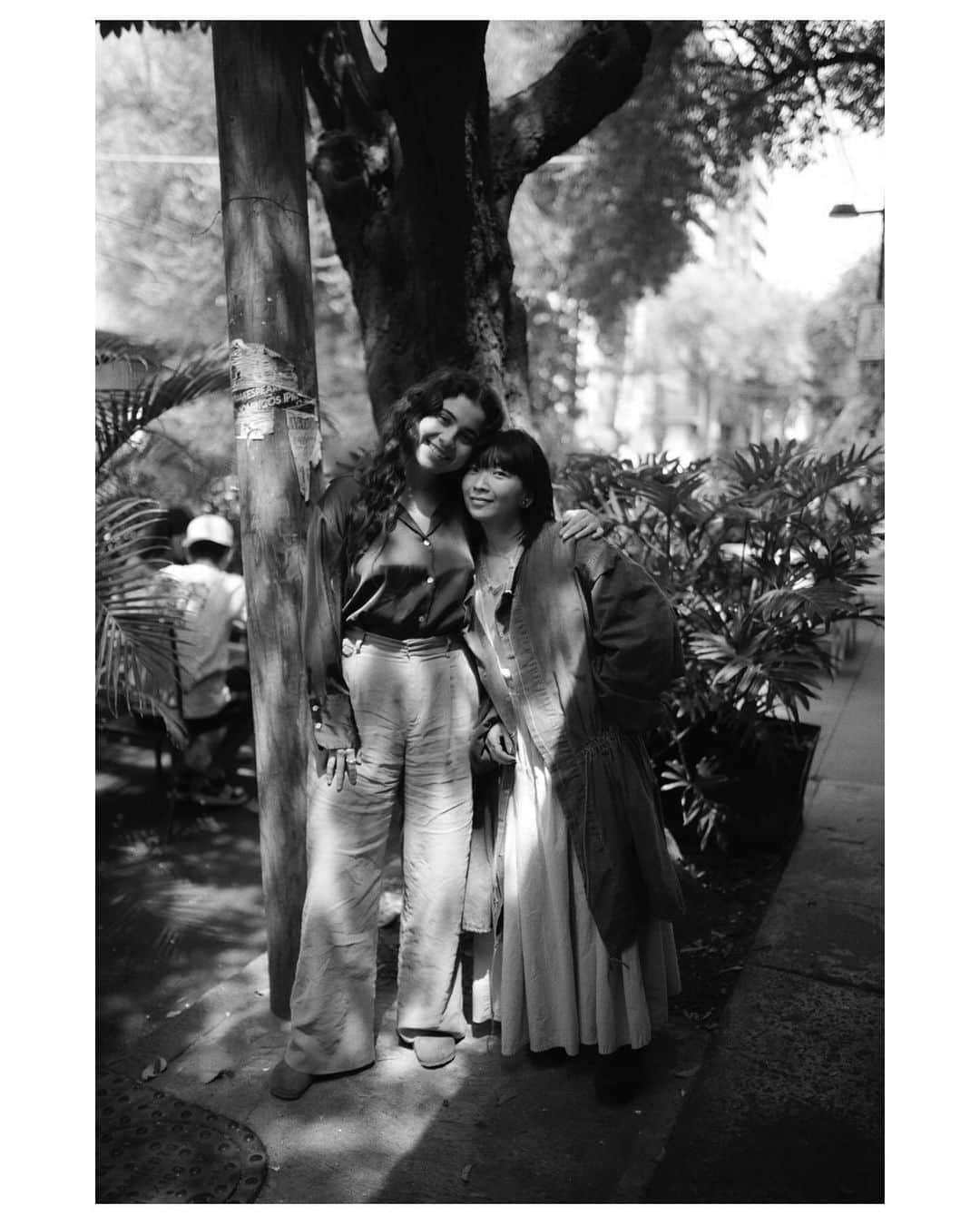 青葉市子のインスタグラム：「1 Oct 2023 🇲🇽  メキシコ公演が決まってすぐ、 Silvanaが会おうとメッセージをくださったのでした。  ショーの前に素敵なコーヒー屋さんに連れて行って頂き、一緒に洋梨のフレンチトーストを食べながら、詩のこと、音楽の捉え方、日頃考えていること、創作に向かう時の状態、故郷のこと、など。じっくり話す。  私は数年前から、創作用のノートはLEUCHTTURMと決めていて、この日も話しながらノートを広げていた。 ら、なんと彼女も色違いの同じノートを鞄から取り出したのです。 隣同士に並べて眺めていると、中に書かれている詩や音の卵、創作の羽が、パステルカラーの表紙を潜り抜けて、行き来しているような気がしました。  ワイングラスを逆さにして、コーヒーの香りをグラスにたっぷり移してから注がれる贅沢な一杯。 すぐ横の豆屋さんで、Veracruz産の豆を購入。 日本に戻ってからあっという間に飲んでしまった。 空になった袋は冷蔵庫にマグネットでとめてあります。  彼女は仕草も視線もとても透き通っていて、魂には青い炎が見えた。 活動するにあたって、時には苦しくとも、音楽と、音楽が引き起こす奇跡を信じて、軽やかに運ばれてきた人なのだと感じたのでした。  遠く離れた土地に心通える友人ができたのはたいへん嬉しいことです。 またすぐにね。  Me alegro de conocerte. Me gustaría visitar tu ciudad natal algún día. Gracias amigo musical 🪽🪽  📷 @tengoyola   .」