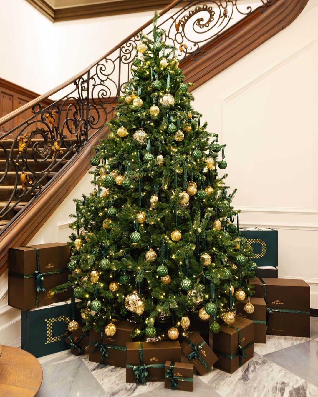 デルボーのインスタグラム：「Evergreen and gold. ⁣ ⁣ We invite you to share in the spirit of conviviality, decoration and joy at Delvaux’s boutiques. Come in, bask in the warm holiday glow of our Christmas tree and discover our collections and exquisite gifts. ⁣ ⁣ #Delvaux.」