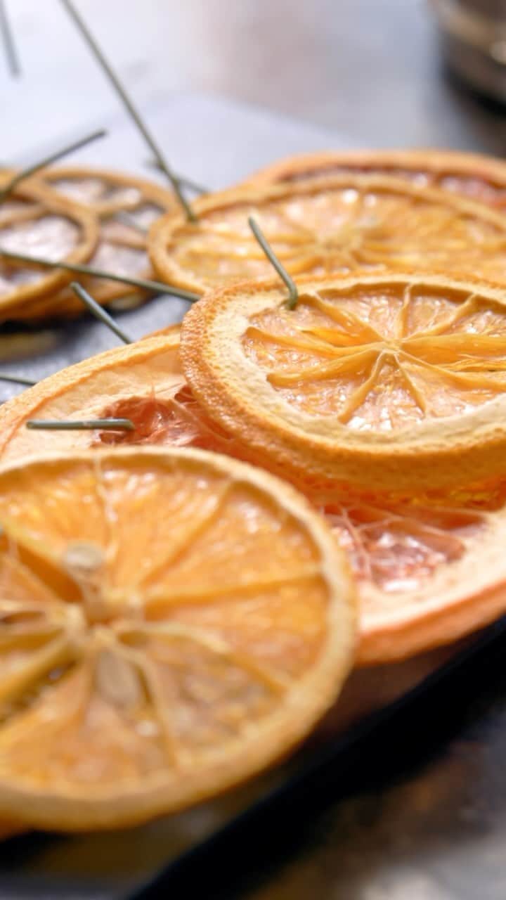 HGTVのインスタグラム：「Add some *zest* to the holidays with dried citrus 🍊🍋  Here’s how to do it 👇 - Start with fresh citrus  - Cut into even slices  - Place on a dehydrator tray (or in the oven!)  - Dehydrate until the slices are dry to the touch   Turn them into ornaments, a garland, place setting accents or even garnishes for your festive sips.   #HGTVHowTo」