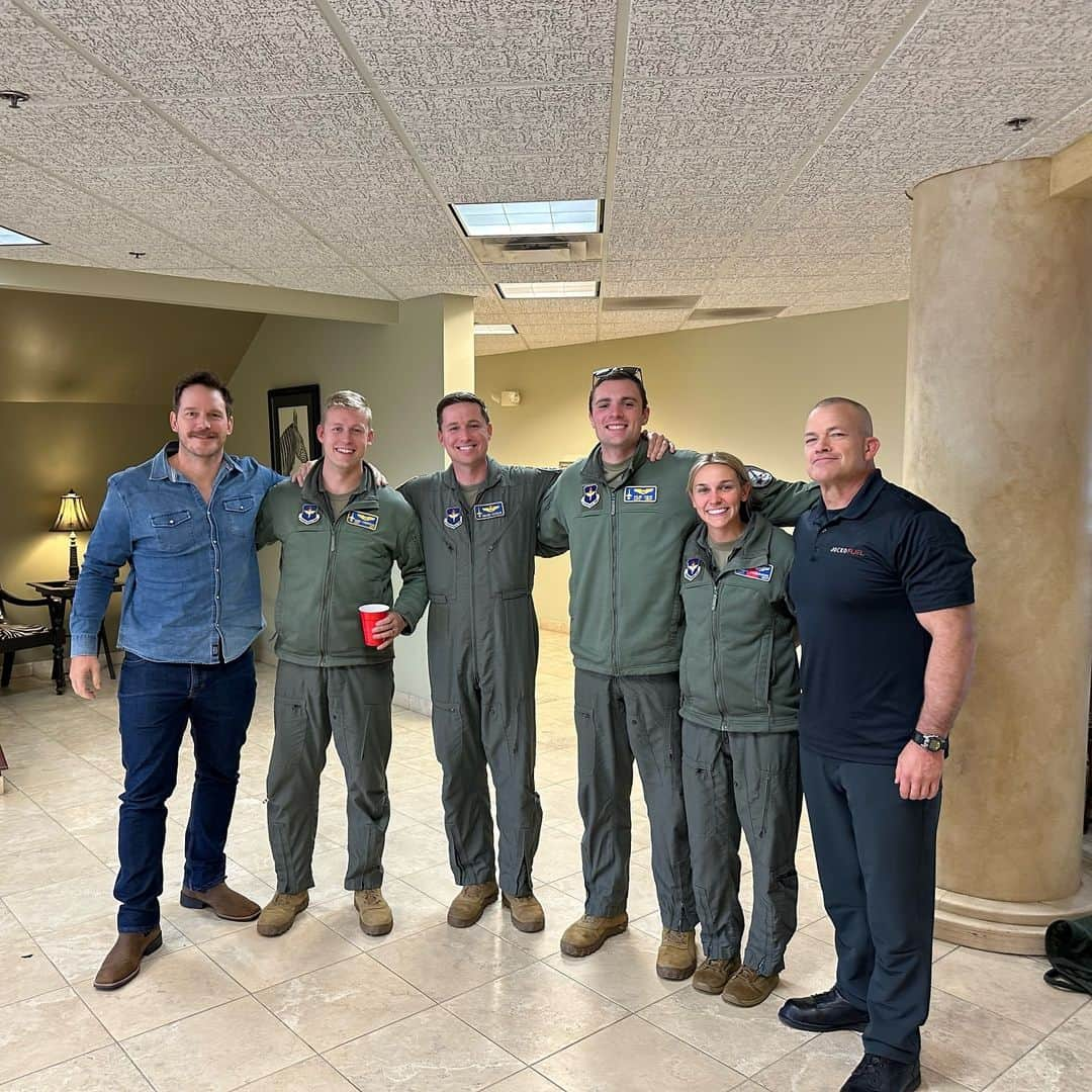 クリス・プラットのインスタグラム：「Shout out to this Air Force crew we met yesterday. Thanks for keeping the sky safe and freedom alive. LFG!!」