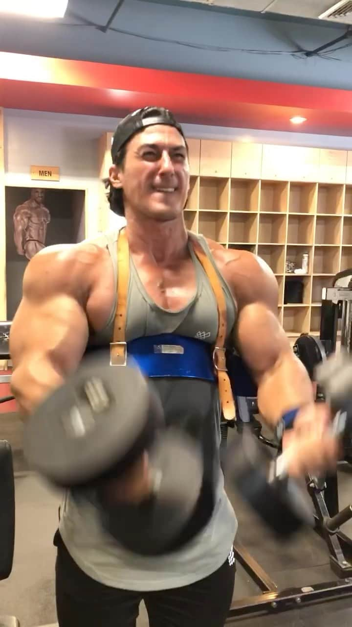 サディク・ハドゾビックのインスタグラム：「Big bicep blaster 💪🏼」