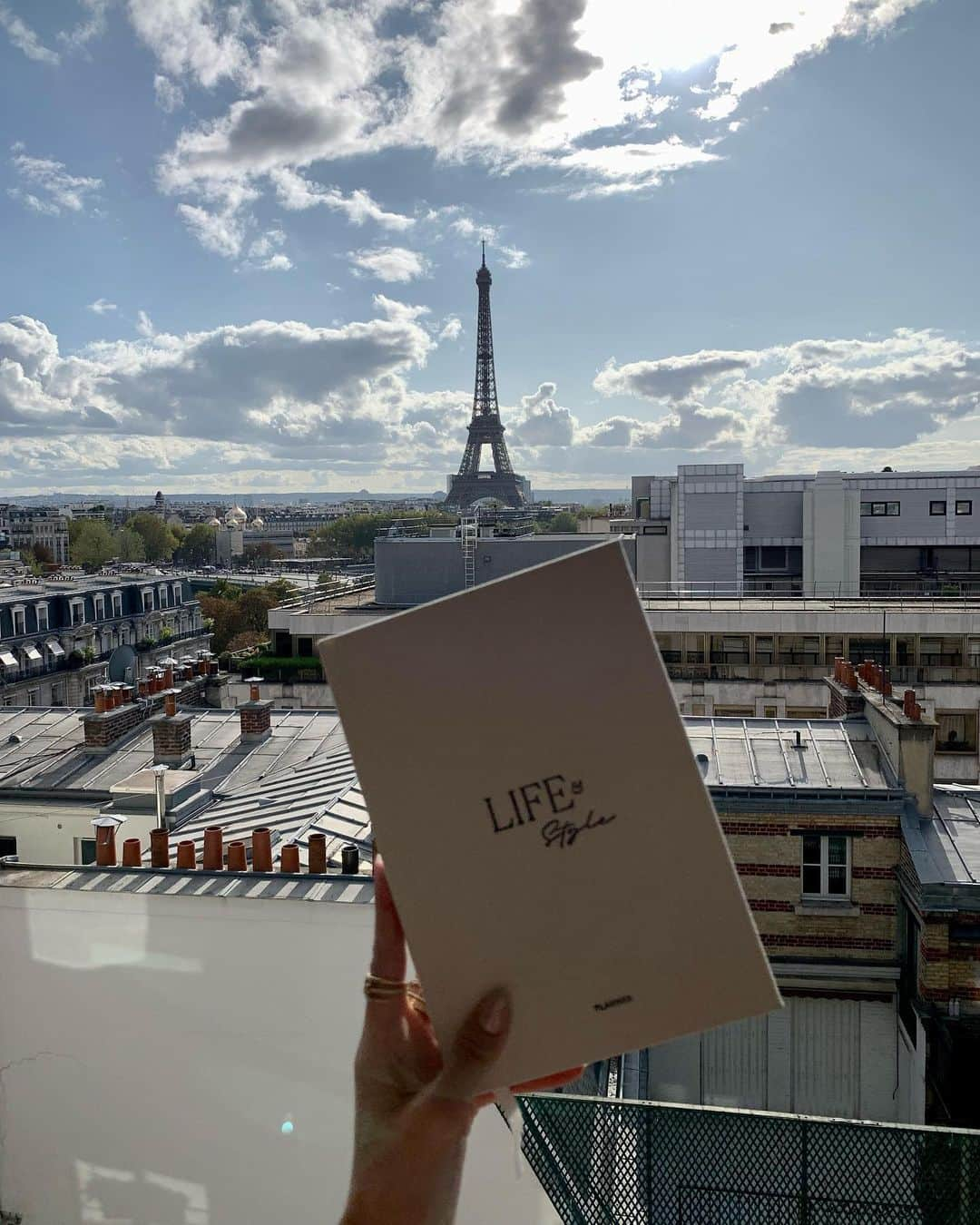 レオニー・ハンネさんのインスタグラム写真 - (レオニー・ハンネInstagram)「I couldn’t find my dream planner, so I designed it @lifestyle_planner 🖊️💭🎀 The LIFE&Style Planner combines smart planning & mindfulness with your daily dose of fashion and style. I created this planner for you and me (I really needed this little piece of happiness for my everyday life!) and hope you guys will love it as much as I do! 💕」12月13日 2時52分 - leoniehanne