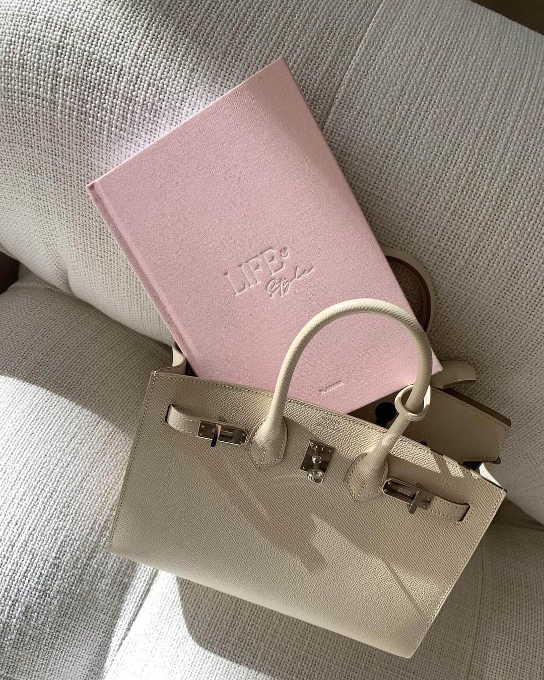 レオニー・ハンネさんのインスタグラム写真 - (レオニー・ハンネInstagram)「I couldn’t find my dream planner, so I designed it @lifestyle_planner 🖊️💭🎀 The LIFE&Style Planner combines smart planning & mindfulness with your daily dose of fashion and style. I created this planner for you and me (I really needed this little piece of happiness for my everyday life!) and hope you guys will love it as much as I do! 💕」12月13日 2時52分 - leoniehanne