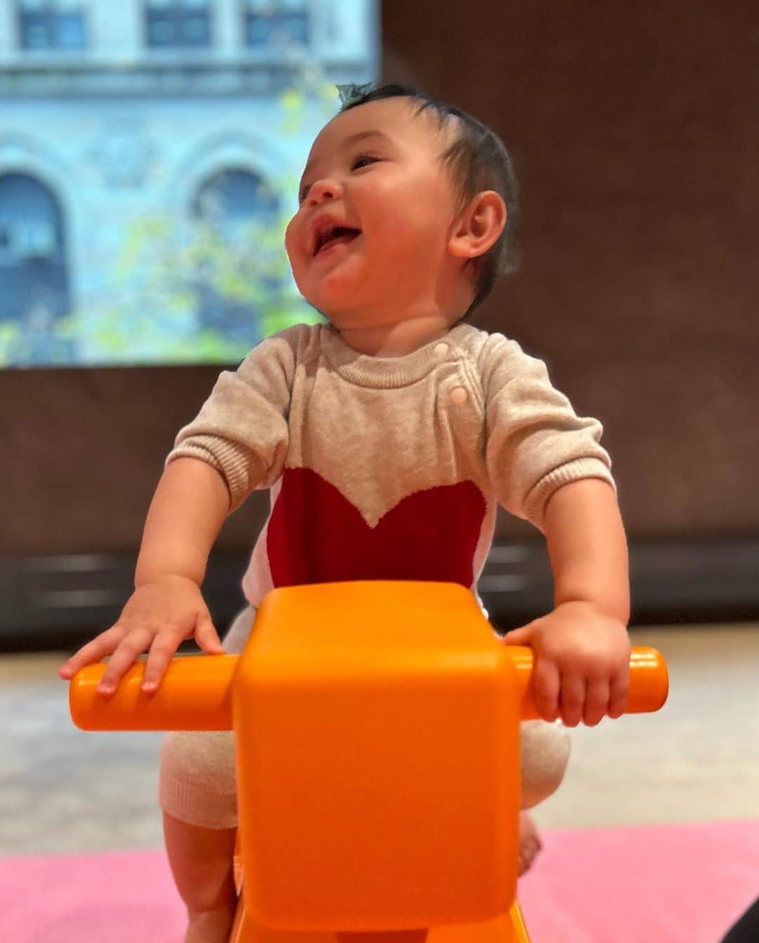 DOMINIQUE ANSEL BAKERYさんのインスタグラム写真 - (DOMINIQUE ANSEL BAKERYInstagram)「The first little steps… the first excited claps…the first time learning how to climb down safely. It’s been a week of milestones for Mei Mei. And the rest is all smiles. #eliseansel」12月13日 12時38分 - dominiqueansel