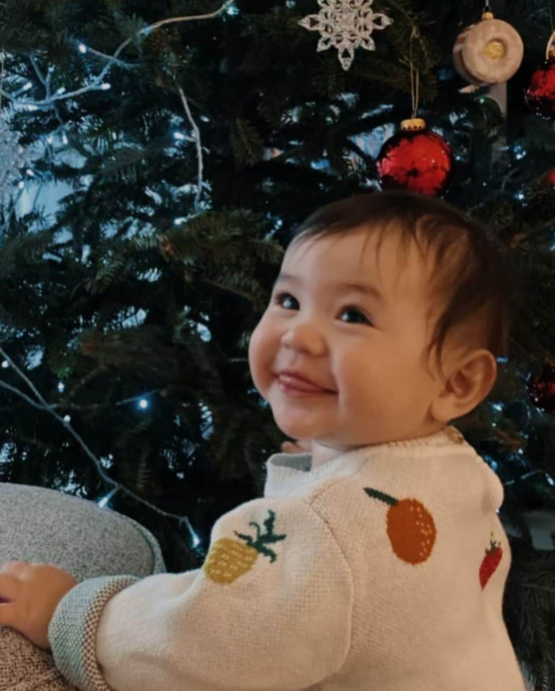 DOMINIQUE ANSEL BAKERYさんのインスタグラム写真 - (DOMINIQUE ANSEL BAKERYInstagram)「The first little steps… the first excited claps…the first time learning how to climb down safely. It’s been a week of milestones for Mei Mei. And the rest is all smiles. #eliseansel」12月13日 12時38分 - dominiqueansel