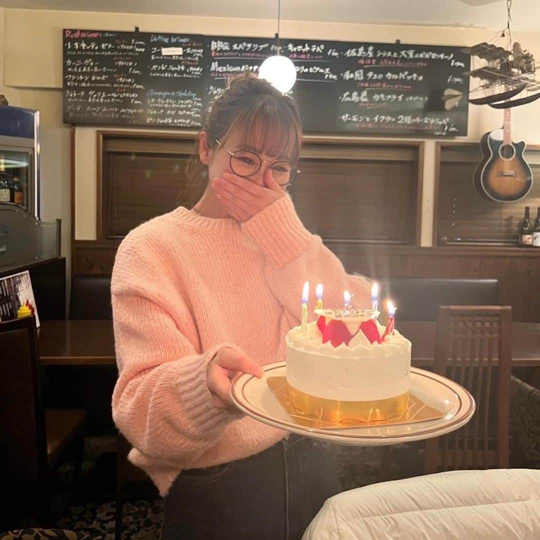 青木英李さんのインスタグラム写真 - (青木英李Instagram)「なーちゃんと久々にゆっくり夜ご飯🍽️✨  もはや忘れていた誕生日(10/31)のお祝いまでしてもらって、なんとも幸せな夜でした🤍  ケーキを運んで来てくれた４枚目の写真… 受け取って感動してる側の人に見えるのは私だけかな😀？笑  何はともあれ、大好きな @nana_suzuki79 に感謝❣️  そして今回も全部美味しかった @palmetto_life2008  ごちそうさまでした🥩🦪🌮  #親友 #大好き #鈴木奈々 #ありがとう #生牡蠣 #タコス #ステーキ #美味しすぎた」12月13日 12時56分 - eriaoki_official