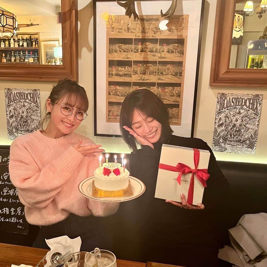 青木英李のインスタグラム：「なーちゃんと久々にゆっくり夜ご飯🍽️✨  もはや忘れていた誕生日(10/31)のお祝いまでしてもらって、なんとも幸せな夜でした🤍  ケーキを運んで来てくれた４枚目の写真… 受け取って感動してる側の人に見えるのは私だけかな😀？笑  何はともあれ、大好きな @nana_suzuki79 に感謝❣️  そして今回も全部美味しかった @palmetto_life2008  ごちそうさまでした🥩🦪🌮  #親友 #大好き #鈴木奈々 #ありがとう #生牡蠣 #タコス #ステーキ #美味しすぎた」