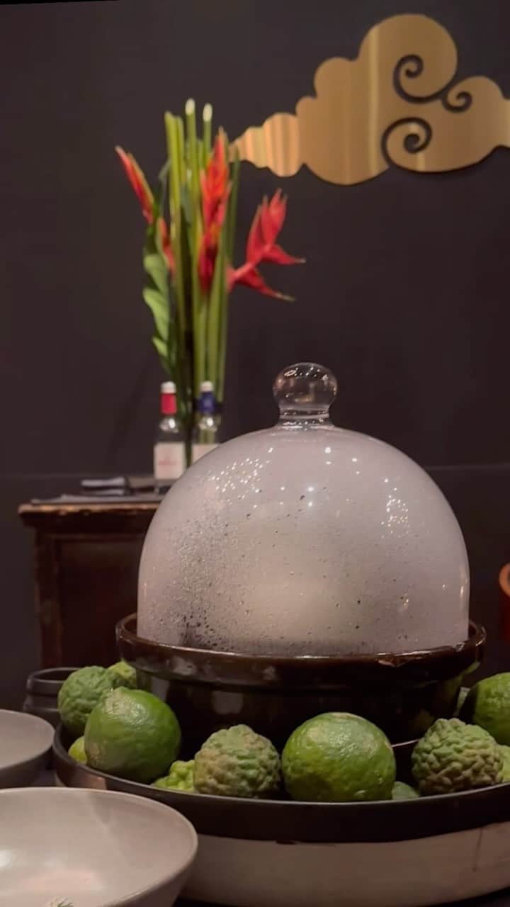 mori_no_tsukueのインスタグラム：「伝統と革新のタイ料理 Modern-Thai Cuisine “Saawaan”  located in the heart of Bangkok 【STEAMED】 「タイの有名な蒸しイカからゼスティライムを添えてインスピレーションを得た絶妙な蒸し料理をお楽しみください。 酸味、甘味、塩味、辛味の軽快な音符を調和させ、味のシンフォニーが展開。 Chef Earthは、ラノンから採れた最も新鮮なラインイカを、ソムサ、カラマンシ、ライム、カフィアライムの4つの柑橘系の宝物によって補完しています。 冠触りはまろやかなソースで、豚肉、鶏、魚、干しイカ、干しエビなど、食材をこだわって煮込んだダイナミックな旨味を味わえます。」by Saawaan (サワン） Chef : Saritwa t “Earth ” Wanvichi tkun シェフのアースはプーケットで生まれ。 煮る、蒸す、焼く、炒める、発酵…伝統的なタイ料理で使用されるさまざまなテクニックでユニークで新しいタイ料理を表現 　(@saawaanbkk) #modernthaicuisine #Saawaan」