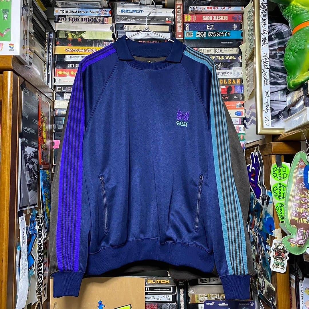 BEAMS MENさんのインスタグラム写真 - (BEAMS MENInstagram)「… NEEDLESとSSZのダンス服 12.16（Sat.）Release . 〈NEEDLES〉で毎シーズン人気を誇るトラックシリーズを22年春夏に〈SSZ〉が別注して大きな反響を呼びました。 トラックシリーズの別注第二弾となる今回は、フロントはネイビー、バックにブラウンの大胆なカラーブロックが特徴。今回別注した『Track Polo Neck Shirt』は、襟付きクルーネックを採用して上品さをプラスしました。 また、〈SSZ〉が今シーズン掲げている、”ダンス” をテーマにサルエル型の『Sarrouel Track Pants』も登場します。 この機会をぜひお見逃しなく。 . 【販売店舗】 ビームス 原宿 ビームス ジャパン ビームス ストリート 横浜 ビームス 名古屋 ビームス ストリート 梅田 ビームス 神戸 ビームス 広島 ビームス 福岡 . @needles_tokyo_official @katoyasai @beams_mens_casual #needlesとsszのダンス服」12月13日 13時09分 - beams_mens_casual