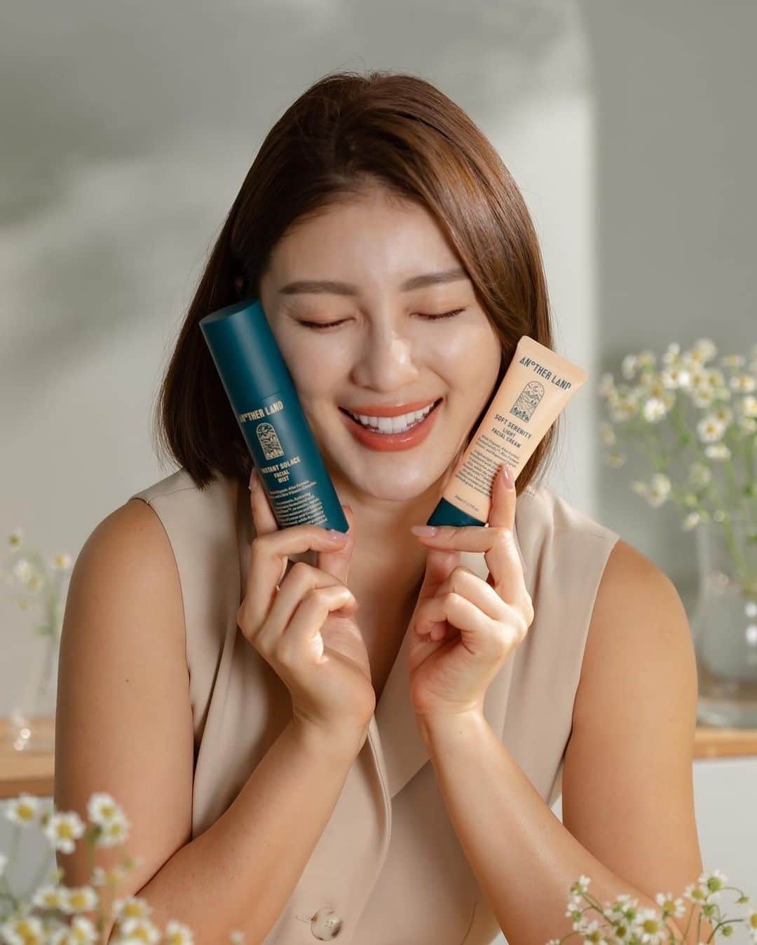 Grace葛瑞瑞のインスタグラム：「你的日常self care步驟是什麼呢？ 奔波在忙碌的家庭與工作生活間， 最近最療癒我的就是早晚的保養時光！   @anotherland.global 　 #ANOTHERLAND 主打簡單快速、不用層層堆疊的肌膚保養， 兩瓶就能輕鬆穩定膚況，創造澎潤光澤！  #及時雨精華霧 首創無水精華噴霧， 獨家ZeroDilute™ 零稀釋技術， 成分裡面沒有任何一滴水 ， 每一滴都是精華、都在保養！ 可以說是一瓶 抗老 、修護、 滋潤三效合一的精華噴霧， 帶去旅行或露營都超方便～  接著再擦上 #悄悄話輕乳霜 能更有效減少肌膚水分散失， 建立鎖水薄膜～ 使肌膚展現出明亮自然光澤✨  還有最重要的是ANOTHERLAND 全商品採用 100%純精油調香， 保養的同時就如同享受了一場大自然的洗禮般， 超級療癒身心的呀🥰  實際體驗起來，兩款質地很清爽， 味道也很療癒， 因為產品都使用天然精油， 即使我家裡有Tibi還是可以安心使用！ （當然不能直接對著毛小孩噴啦！🤣） 質地很潤但不黏膩， 最近這樣的忽冷忽熱天氣， 使用起來也很舒服不黏膩， 到隔天早上起床膚況還是非常水潤！  其實只要選對保養品， 給予肌膚最好的照顧， 肌膚便不再與你鬧脾氣了🤪 而且無論男女老少，都是需要保養的喔~ 可別偷懶了！  一起來體驗ANOTHERLAND：  https://m.ttmask.com/46SIcfO  ｛本篇是品牌邀約分享文｝」