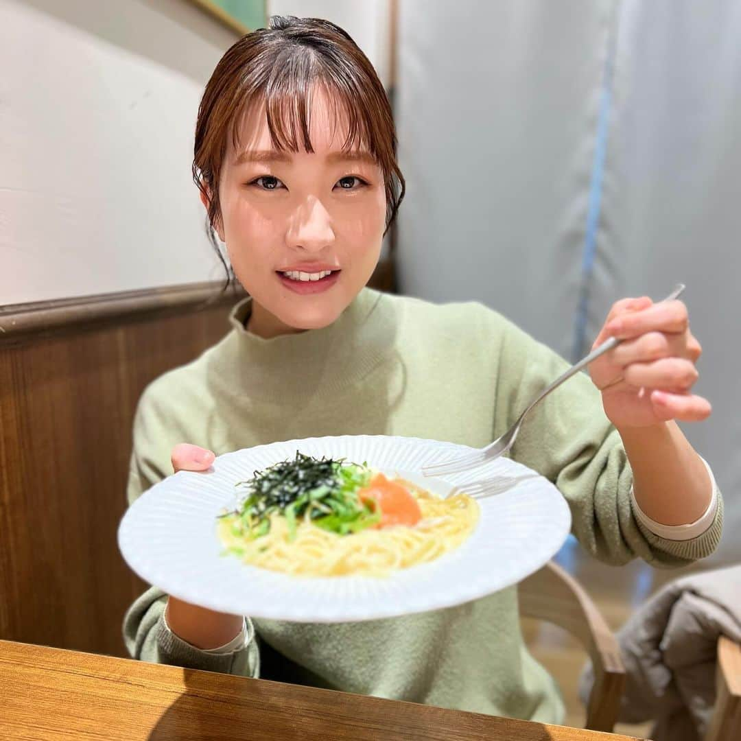 佐藤彩さんのインスタグラム写真 - (佐藤彩Instagram)「ある日のランチ🍽️ 堀内美里アナとたくさん語ってきました！笑  そして たくさん写真を撮ってくれました🤭  . パスタの食リポだったら 失敗してるパターンの私😂 これは、ひと口食べたらしばらく喋れないぞ笑  みーちゃんは見せるの上手！ 可愛くていい感じ☺️ 美味しそうな顔もステキ✨  . この日も楽しすぎて あっという間に時間が経ってました😂  #パスタ #北海道産ほたて #応援メニュー #札駅ランチ #パスタランチ #ランチ #女子会 #パスタもパフェも美味しかった #お腹いっぱい #堀内美里アナ #楽しい時間をありがとう」12月13日 13時27分 - hbc_ayasato