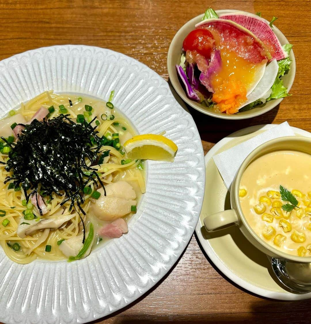 佐藤彩さんのインスタグラム写真 - (佐藤彩Instagram)「ある日のランチ🍽️ 堀内美里アナとたくさん語ってきました！笑  そして たくさん写真を撮ってくれました🤭  . パスタの食リポだったら 失敗してるパターンの私😂 これは、ひと口食べたらしばらく喋れないぞ笑  みーちゃんは見せるの上手！ 可愛くていい感じ☺️ 美味しそうな顔もステキ✨  . この日も楽しすぎて あっという間に時間が経ってました😂  #パスタ #北海道産ほたて #応援メニュー #札駅ランチ #パスタランチ #ランチ #女子会 #パスタもパフェも美味しかった #お腹いっぱい #堀内美里アナ #楽しい時間をありがとう」12月13日 13時27分 - hbc_ayasato