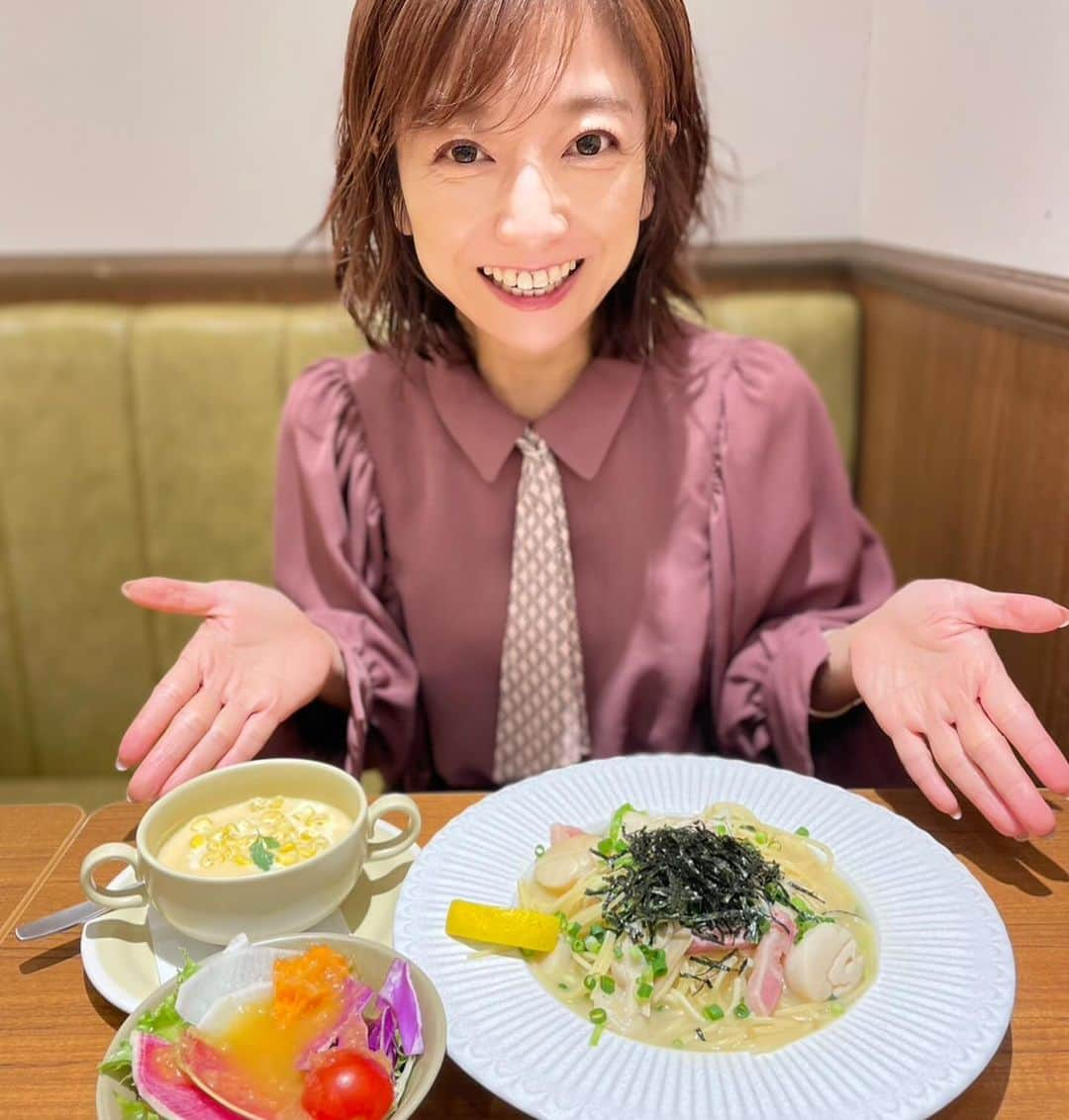 佐藤彩さんのインスタグラム写真 - (佐藤彩Instagram)「ある日のランチ🍽️ 堀内美里アナとたくさん語ってきました！笑  そして たくさん写真を撮ってくれました🤭  . パスタの食リポだったら 失敗してるパターンの私😂 これは、ひと口食べたらしばらく喋れないぞ笑  みーちゃんは見せるの上手！ 可愛くていい感じ☺️ 美味しそうな顔もステキ✨  . この日も楽しすぎて あっという間に時間が経ってました😂  #パスタ #北海道産ほたて #応援メニュー #札駅ランチ #パスタランチ #ランチ #女子会 #パスタもパフェも美味しかった #お腹いっぱい #堀内美里アナ #楽しい時間をありがとう」12月13日 13時27分 - hbc_ayasato