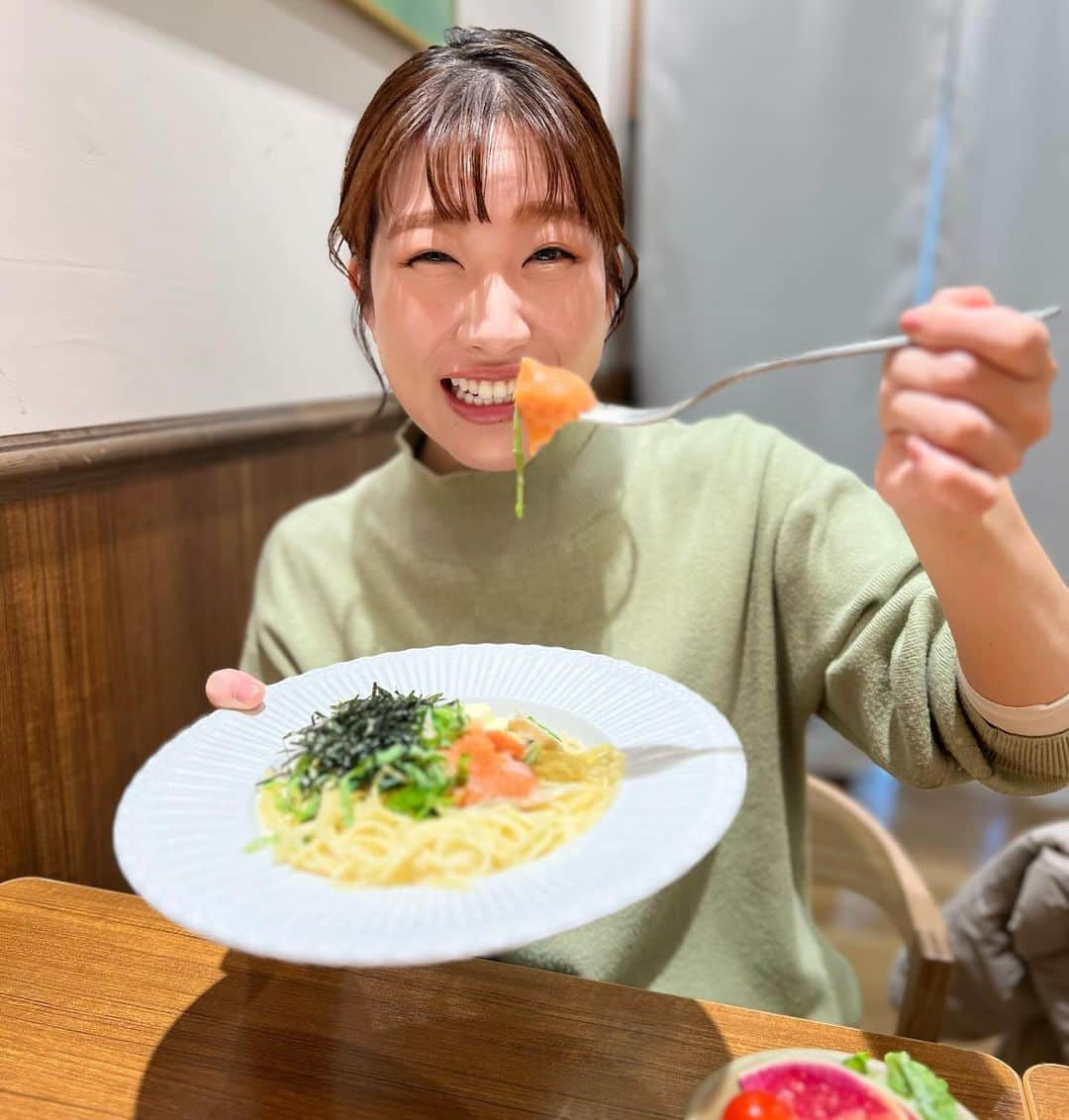 佐藤彩さんのインスタグラム写真 - (佐藤彩Instagram)「ある日のランチ🍽️ 堀内美里アナとたくさん語ってきました！笑  そして たくさん写真を撮ってくれました🤭  . パスタの食リポだったら 失敗してるパターンの私😂 これは、ひと口食べたらしばらく喋れないぞ笑  みーちゃんは見せるの上手！ 可愛くていい感じ☺️ 美味しそうな顔もステキ✨  . この日も楽しすぎて あっという間に時間が経ってました😂  #パスタ #北海道産ほたて #応援メニュー #札駅ランチ #パスタランチ #ランチ #女子会 #パスタもパフェも美味しかった #お腹いっぱい #堀内美里アナ #楽しい時間をありがとう」12月13日 13時27分 - hbc_ayasato