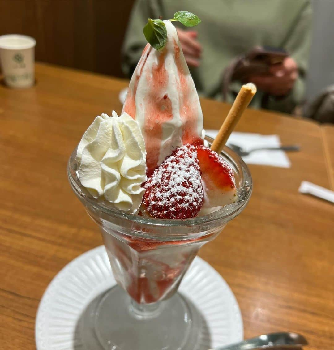 佐藤彩さんのインスタグラム写真 - (佐藤彩Instagram)「ある日のランチ🍽️ 堀内美里アナとたくさん語ってきました！笑  そして たくさん写真を撮ってくれました🤭  . パスタの食リポだったら 失敗してるパターンの私😂 これは、ひと口食べたらしばらく喋れないぞ笑  みーちゃんは見せるの上手！ 可愛くていい感じ☺️ 美味しそうな顔もステキ✨  . この日も楽しすぎて あっという間に時間が経ってました😂  #パスタ #北海道産ほたて #応援メニュー #札駅ランチ #パスタランチ #ランチ #女子会 #パスタもパフェも美味しかった #お腹いっぱい #堀内美里アナ #楽しい時間をありがとう」12月13日 13時27分 - hbc_ayasato