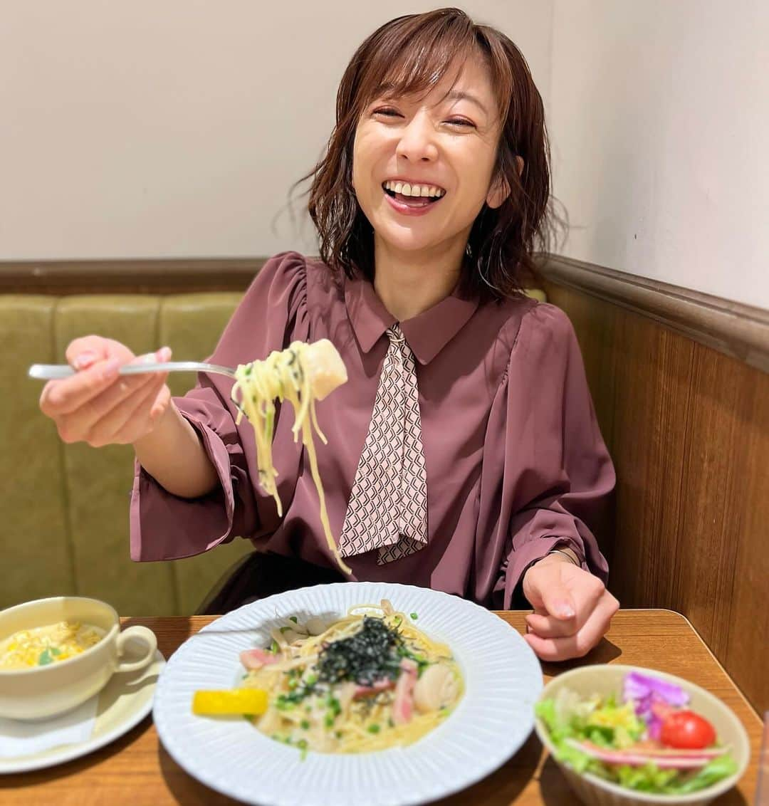 佐藤彩さんのインスタグラム写真 - (佐藤彩Instagram)「ある日のランチ🍽️ 堀内美里アナとたくさん語ってきました！笑  そして たくさん写真を撮ってくれました🤭  . パスタの食リポだったら 失敗してるパターンの私😂 これは、ひと口食べたらしばらく喋れないぞ笑  みーちゃんは見せるの上手！ 可愛くていい感じ☺️ 美味しそうな顔もステキ✨  . この日も楽しすぎて あっという間に時間が経ってました😂  #パスタ #北海道産ほたて #応援メニュー #札駅ランチ #パスタランチ #ランチ #女子会 #パスタもパフェも美味しかった #お腹いっぱい #堀内美里アナ #楽しい時間をありがとう」12月13日 13時27分 - hbc_ayasato