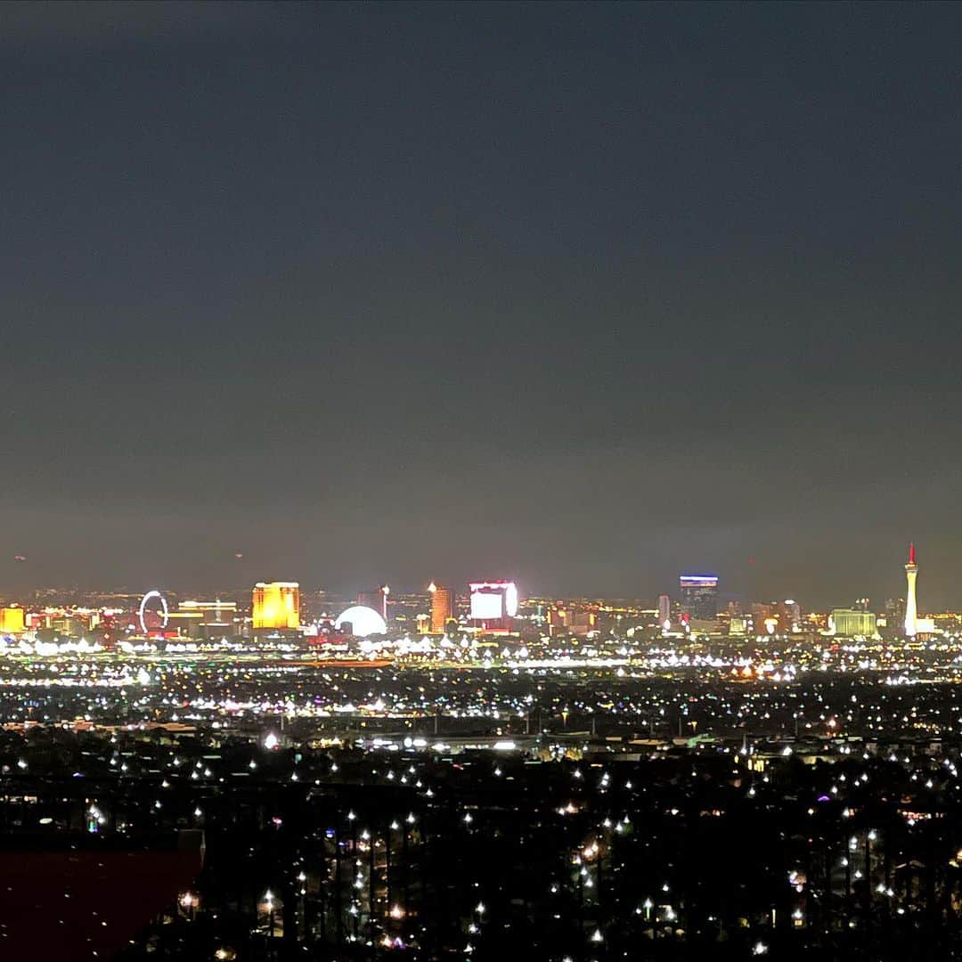 オリアンティのインスタグラム：「Beautiful view out here in Vegas 🌙✨」