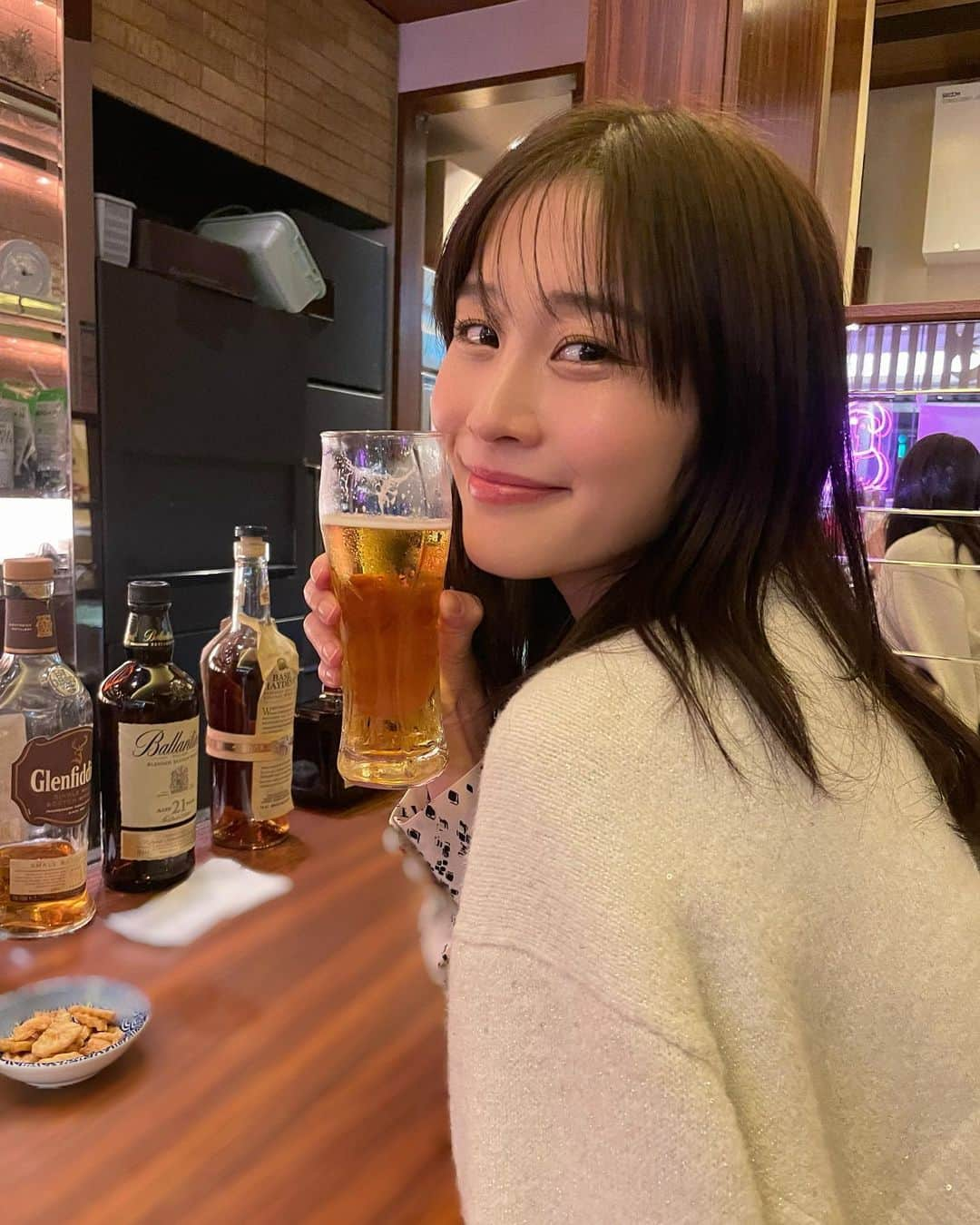 橘花凛さんのインスタグラム写真 - (橘花凛Instagram)「カウンターで飲むお酒もまた美味しいよね🍺❤️」12月13日 13時27分 - rintakahashi0809