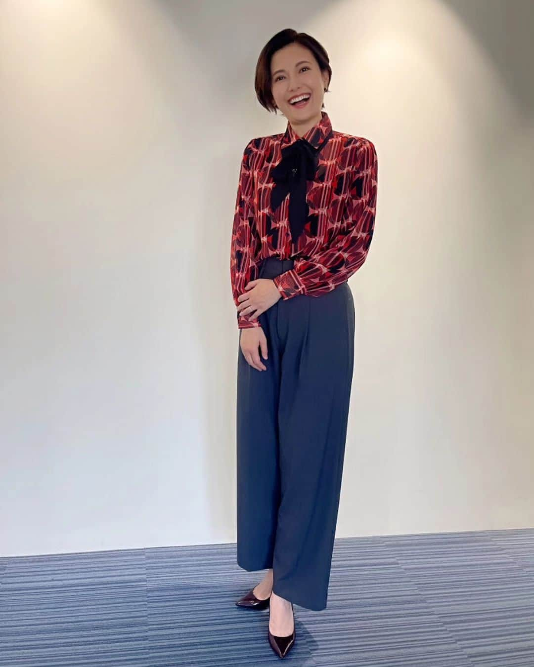 梅田陽子のインスタグラム：「. #草野仁の名医が寄りそう若返りTV  毎週どうもありがとうございます。  健康マスターの草野仁さんとともに 楽しくお送りしています。  実は私も石灰腱板炎になりまして、 のたうち回るほどの痛みを経験し 健康の有難みを本当に実感しています。  いたわりながら、 残り少なくなった１２月も過ごしますね。  年末は来年分の収録予定、はやいなー。  ブラウス @naracamicie_jp  パンツ @yeccavecca   #BS朝日 #セントフォース #アナウンサー #キャスター  #MC #健康番組 #梅田陽子」