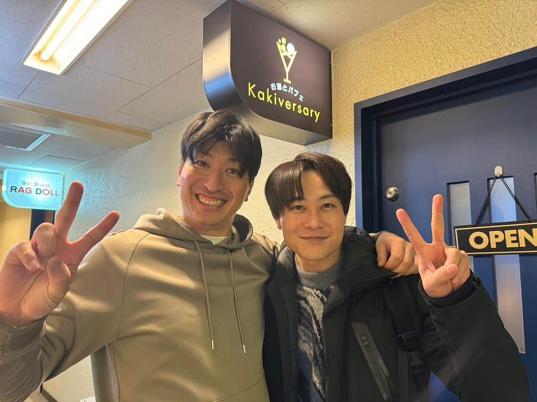 新垣勇人のインスタグラム：「GAORAのでお馴染みの土井悠平アナウンサーが「kakiversary」へご来店♪ イケメンで声が良くて面白い人なのです、、、むー。  出入り禁止で！  #土井悠平 #kakiversary #カキバーサリー #チョコレート達の同窓会 #出入り禁止」