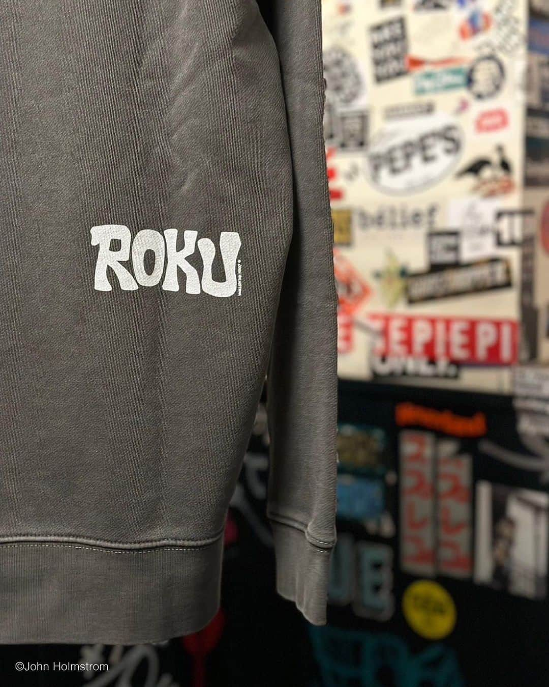 6(ROKU) OFFICIALさんのインスタグラム写真 - (6(ROKU) OFFICIALInstagram)「-  ◾️〈6〉JOHN HOLMSTROM PUNK SWEAT OULLOVER ¥17,600- tax in  1970年代に漫画家・ライターのJohn Holmstrom(ジョン ホルムストロム)氏を中心にNYで創刊された「PUNK MAGAZINE」の有名なグラフィックロゴを配したスウェットプルオーバー。  その後に名を馳せる当時の駆け出しのミュージシャンたちが「PUNK」のロゴTシャツを愛用していました。  こちらは、John Holmstrom氏本人による“ROKU”のグラフィックをバックプリントした、特別感のある一着です。  ◾️〈6〉JOHN HOLMSTROM LONG SLEEVE T-SHIRT/Tシャツ ¥11,000- tax in   1970年代に漫画家・ライターのJohn Holmstrom(ジョン ホルムストロム)氏を中心にNYで創刊された「PUNK MAGAZINE」のグラフィックをプリントしたロングスリーブTシャツ。  フォトにも使われている、有名なグラフィック「PUNK」のロゴTシャツは、その後に名を馳せる当時の駆け出しのミュージシャンたちも愛用していました。」12月13日 13時53分 - 6______roku