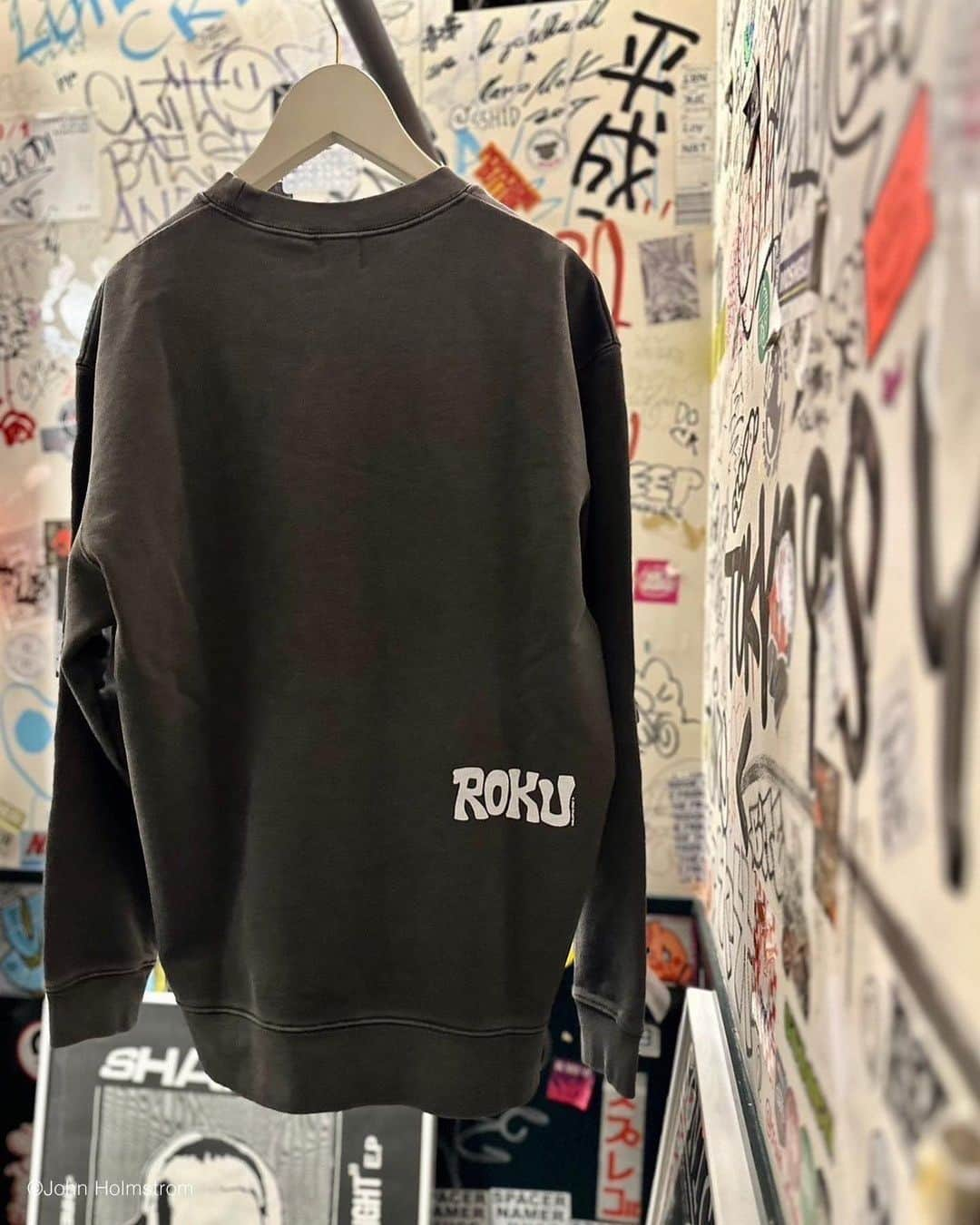 6(ROKU) OFFICIALさんのインスタグラム写真 - (6(ROKU) OFFICIALInstagram)「-  ◾️〈6〉JOHN HOLMSTROM PUNK SWEAT OULLOVER ¥17,600- tax in  1970年代に漫画家・ライターのJohn Holmstrom(ジョン ホルムストロム)氏を中心にNYで創刊された「PUNK MAGAZINE」の有名なグラフィックロゴを配したスウェットプルオーバー。  その後に名を馳せる当時の駆け出しのミュージシャンたちが「PUNK」のロゴTシャツを愛用していました。  こちらは、John Holmstrom氏本人による“ROKU”のグラフィックをバックプリントした、特別感のある一着です。  ◾️〈6〉JOHN HOLMSTROM LONG SLEEVE T-SHIRT/Tシャツ ¥11,000- tax in   1970年代に漫画家・ライターのJohn Holmstrom(ジョン ホルムストロム)氏を中心にNYで創刊された「PUNK MAGAZINE」のグラフィックをプリントしたロングスリーブTシャツ。  フォトにも使われている、有名なグラフィック「PUNK」のロゴTシャツは、その後に名を馳せる当時の駆け出しのミュージシャンたちも愛用していました。」12月13日 13時53分 - 6______roku