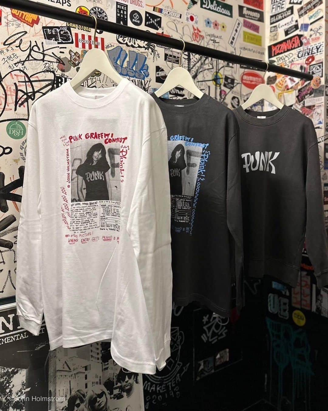 6(ROKU) OFFICIALのインスタグラム：「-  ◾️〈6〉JOHN HOLMSTROM PUNK SWEAT OULLOVER ¥17,600- tax in  1970年代に漫画家・ライターのJohn Holmstrom(ジョン ホルムストロム)氏を中心にNYで創刊された「PUNK MAGAZINE」の有名なグラフィックロゴを配したスウェットプルオーバー。  その後に名を馳せる当時の駆け出しのミュージシャンたちが「PUNK」のロゴTシャツを愛用していました。  こちらは、John Holmstrom氏本人による“ROKU”のグラフィックをバックプリントした、特別感のある一着です。  ◾️〈6〉JOHN HOLMSTROM LONG SLEEVE T-SHIRT/Tシャツ ¥11,000- tax in   1970年代に漫画家・ライターのJohn Holmstrom(ジョン ホルムストロム)氏を中心にNYで創刊された「PUNK MAGAZINE」のグラフィックをプリントしたロングスリーブTシャツ。  フォトにも使われている、有名なグラフィック「PUNK」のロゴTシャツは、その後に名を馳せる当時の駆け出しのミュージシャンたちも愛用していました。」