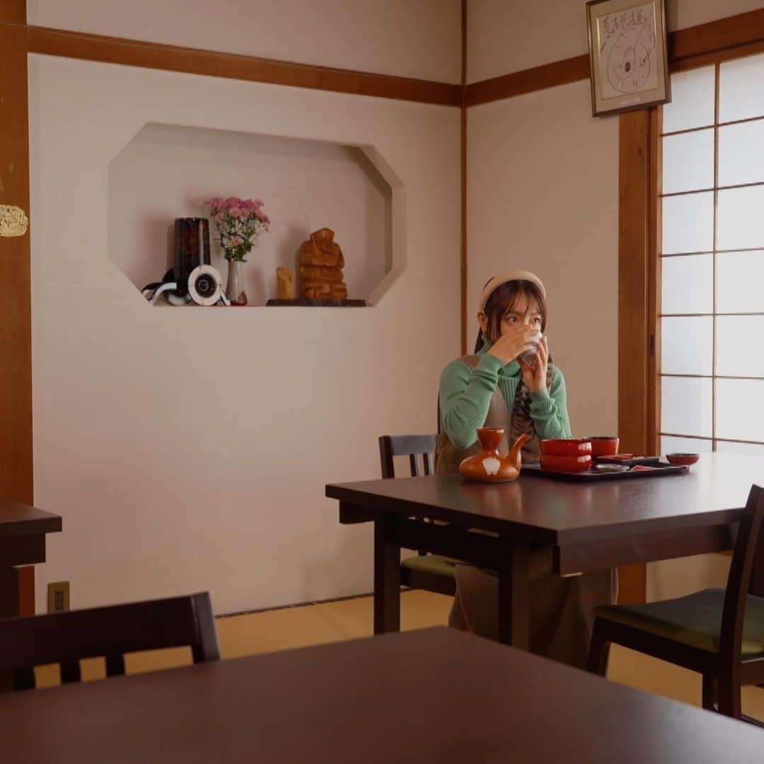 フジテレビ「空旅をあなたへ」さんのインスタグラム写真 - (フジテレビ「空旅をあなたへ」Instagram)「今週木曜日22:54〜の「空旅をあなたへ」は、 アーティスト・miwaが巡る、 島根県・出雲✈️  歴史と文化が彩る街、島根県・出雲✨  ここでは昔ながらのグルメに出会えます。 日本最古と言われる、出雲そばの老舗「荒木屋」へ！🤤  名物は、そばの実を殻ごと挽いて作る、 香り高い「出雲そば」👏❤️  割子と呼ばれる重箱に入ったそばは、 福を重ねる縁起物だそうです！🥹⛩️  今回は、特製そばぜんざいと、おみくじが付いた、 「縁結びセット」をいただきます 果たしてお味は・・・？☺️  旅と音楽のマリアージュ。 伝統の味覚に出逢う　出雲の空旅です。  是非ご覧ください！  #miwa さん #島根県 #出雲 #出雲そば  #荒木屋そば  #空旅をあなたへ #soratabi #撮影 #撮影オフショット」12月13日 13時50分 - soratabi_fuji