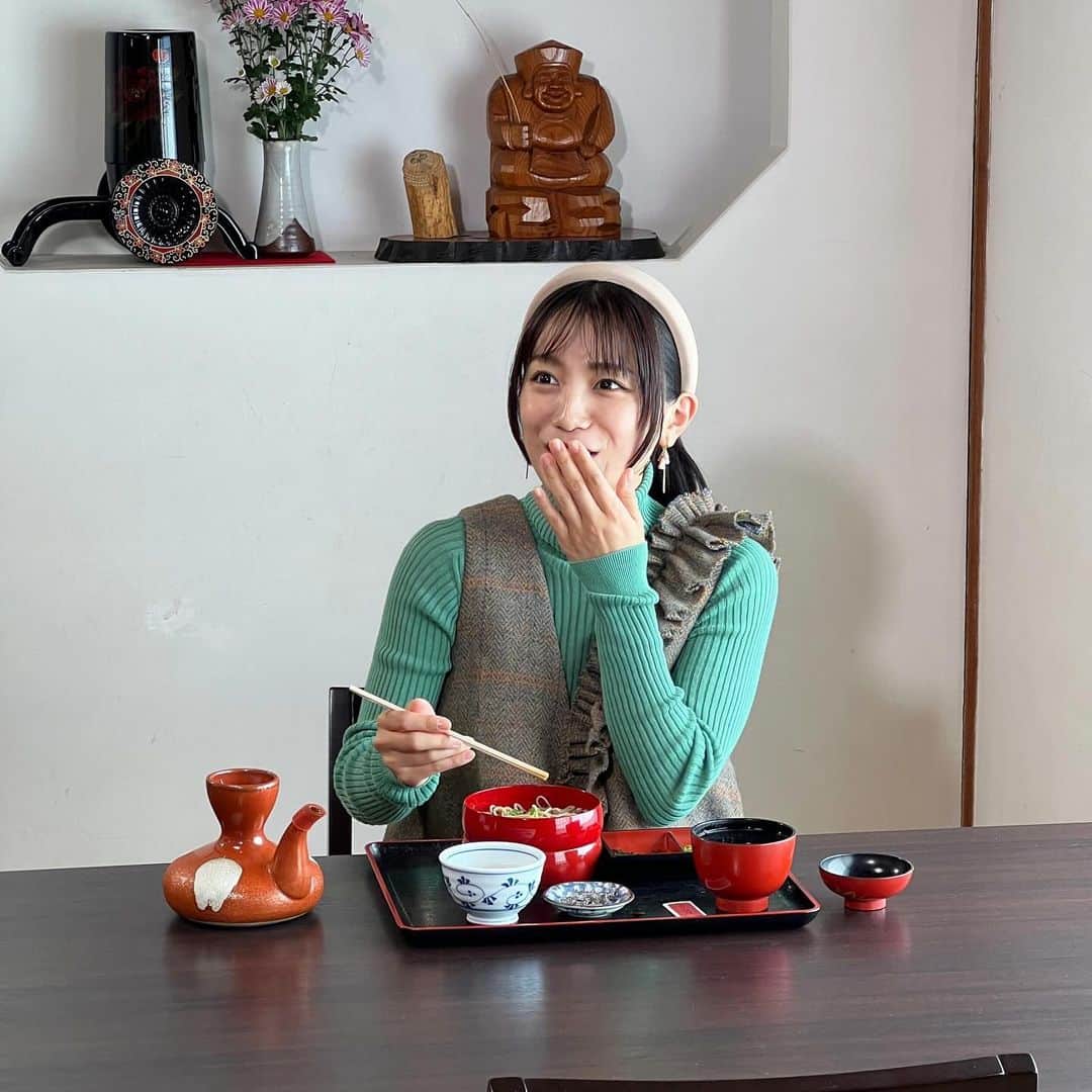 フジテレビ「空旅をあなたへ」さんのインスタグラム写真 - (フジテレビ「空旅をあなたへ」Instagram)「今週木曜日22:54〜の「空旅をあなたへ」は、 アーティスト・miwaが巡る、 島根県・出雲✈️  歴史と文化が彩る街、島根県・出雲✨  ここでは昔ながらのグルメに出会えます。 日本最古と言われる、出雲そばの老舗「荒木屋」へ！🤤  名物は、そばの実を殻ごと挽いて作る、 香り高い「出雲そば」👏❤️  割子と呼ばれる重箱に入ったそばは、 福を重ねる縁起物だそうです！🥹⛩️  今回は、特製そばぜんざいと、おみくじが付いた、 「縁結びセット」をいただきます 果たしてお味は・・・？☺️  旅と音楽のマリアージュ。 伝統の味覚に出逢う　出雲の空旅です。  是非ご覧ください！  #miwa さん #島根県 #出雲 #出雲そば  #荒木屋そば  #空旅をあなたへ #soratabi #撮影 #撮影オフショット」12月13日 13時50分 - soratabi_fuji