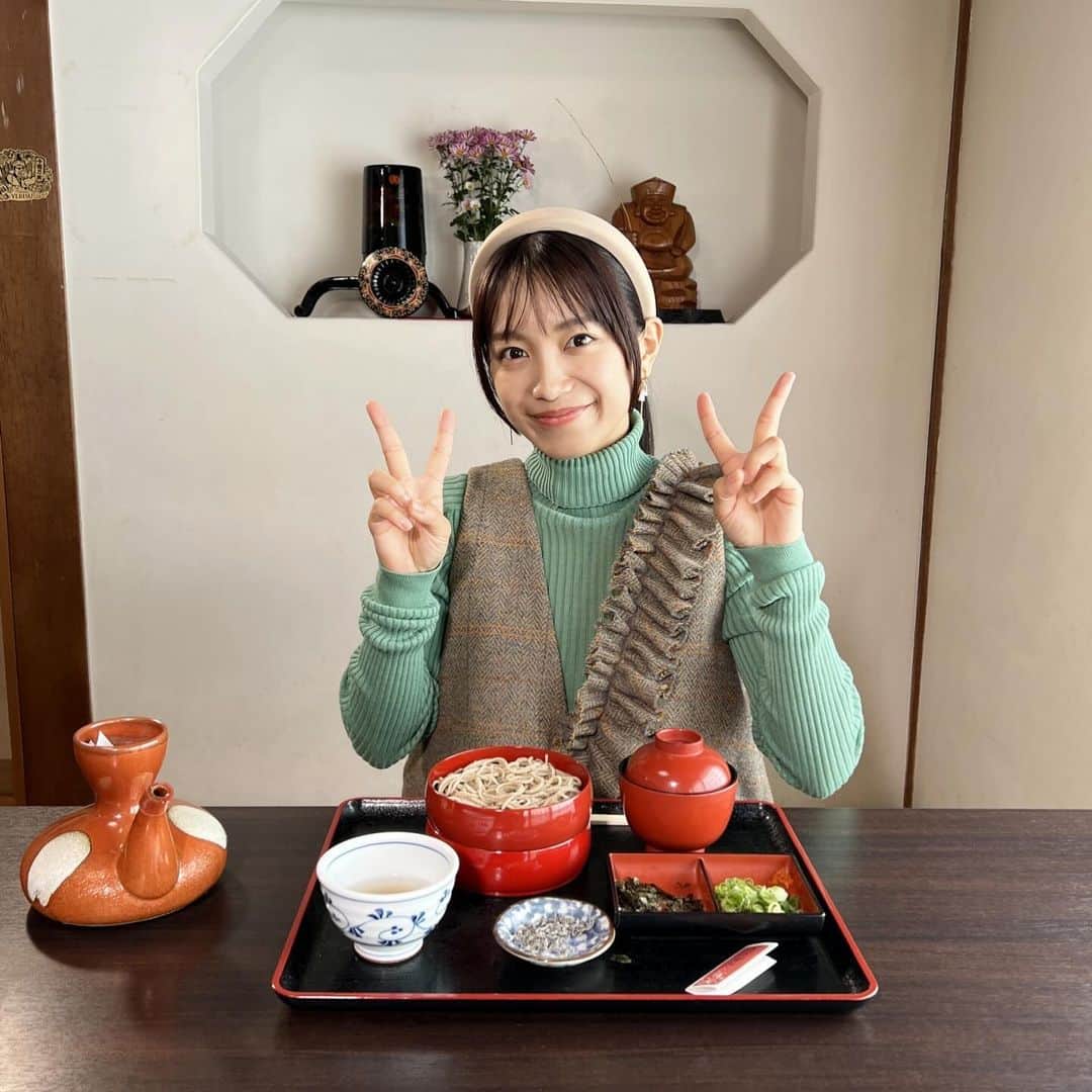 フジテレビ「空旅をあなたへ」さんのインスタグラム写真 - (フジテレビ「空旅をあなたへ」Instagram)「今週木曜日22:54〜の「空旅をあなたへ」は、 アーティスト・miwaが巡る、 島根県・出雲✈️  歴史と文化が彩る街、島根県・出雲✨  ここでは昔ながらのグルメに出会えます。 日本最古と言われる、出雲そばの老舗「荒木屋」へ！🤤  名物は、そばの実を殻ごと挽いて作る、 香り高い「出雲そば」👏❤️  割子と呼ばれる重箱に入ったそばは、 福を重ねる縁起物だそうです！🥹⛩️  今回は、特製そばぜんざいと、おみくじが付いた、 「縁結びセット」をいただきます 果たしてお味は・・・？☺️  旅と音楽のマリアージュ。 伝統の味覚に出逢う　出雲の空旅です。  是非ご覧ください！  #miwa さん #島根県 #出雲 #出雲そば  #荒木屋そば  #空旅をあなたへ #soratabi #撮影 #撮影オフショット」12月13日 13時50分 - soratabi_fuji