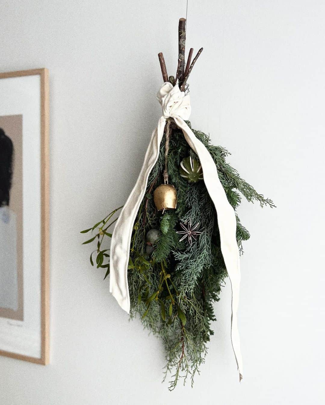 藤井悠のインスタグラム：「* カレンちゃん @calenso0707 と 千晴ねぇさん @chiharunagatomi から、クリスマスのスワッグ(壁飾り)をいただきました🥹🎄✨  緑の実のある枝はヤドリギといって、ヨーロッパでは 魔除けや幸運をもたらすシンボルとして、この時期 飾るんだって！  針葉樹の香りにも癒されます🫶  とっても素敵なプレゼント、ありがとうございました💚  #present #chistmas」