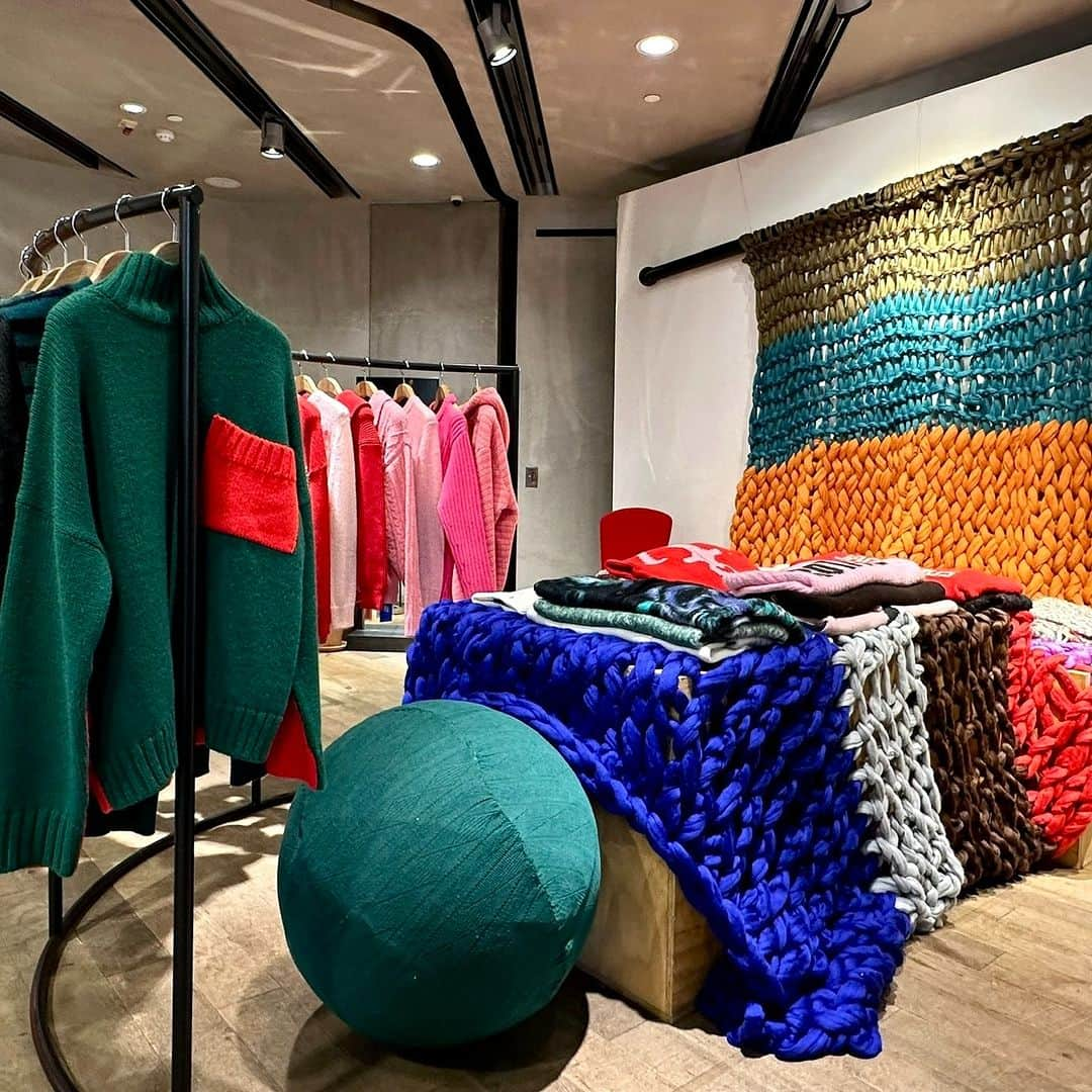 I.T IS INSPIRATIONさんのインスタグラム写真 - (I.T IS INSPIRATIONInstagram)「Celebrate the season with a touch of handmade charm in our knit-themed Christmas setup.  📍 I.T Hysan One, Causeway Bay  #it #iteshop #fw23 #xmas #christmas #knitted」12月13日 14時00分 - ithk