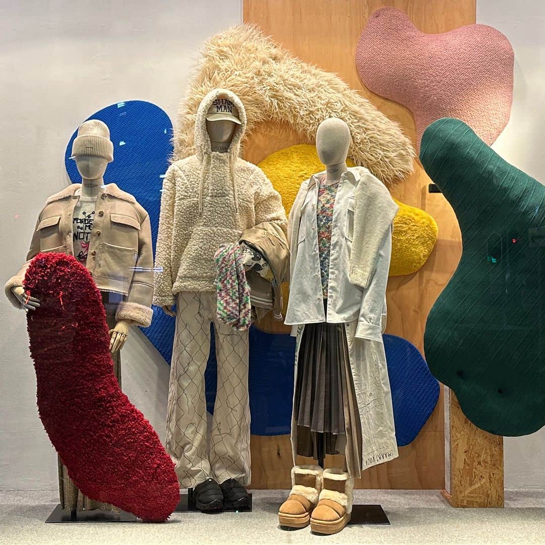 I.T IS INSPIRATIONさんのインスタグラム写真 - (I.T IS INSPIRATIONInstagram)「Celebrate the season with a touch of handmade charm in our knit-themed Christmas setup.  📍 I.T Hysan One, Causeway Bay  #it #iteshop #fw23 #xmas #christmas #knitted」12月13日 14時00分 - ithk