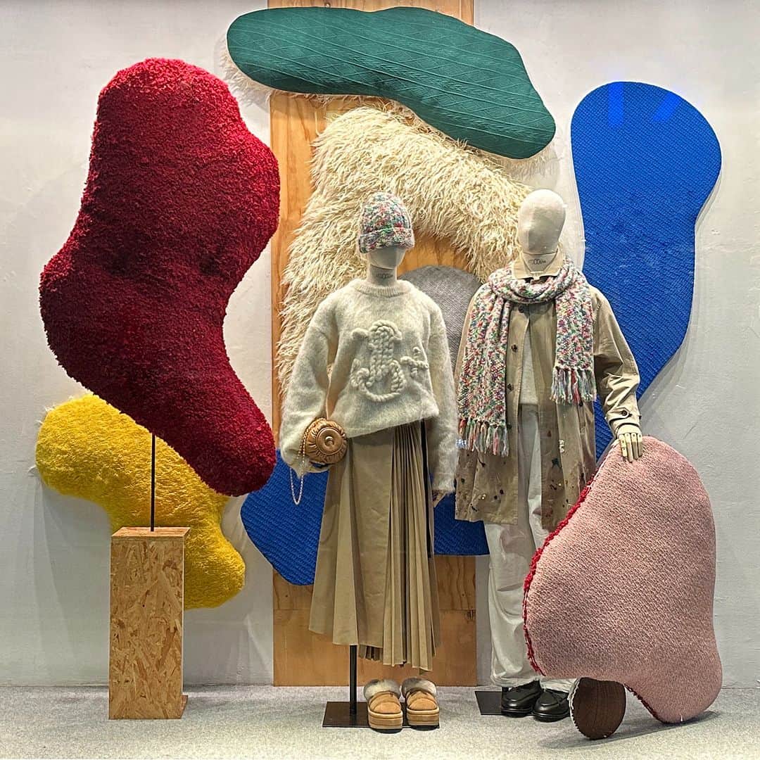 I.T IS INSPIRATIONさんのインスタグラム写真 - (I.T IS INSPIRATIONInstagram)「Celebrate the season with a touch of handmade charm in our knit-themed Christmas setup.  📍 I.T Hysan One, Causeway Bay  #it #iteshop #fw23 #xmas #christmas #knitted」12月13日 14時00分 - ithk