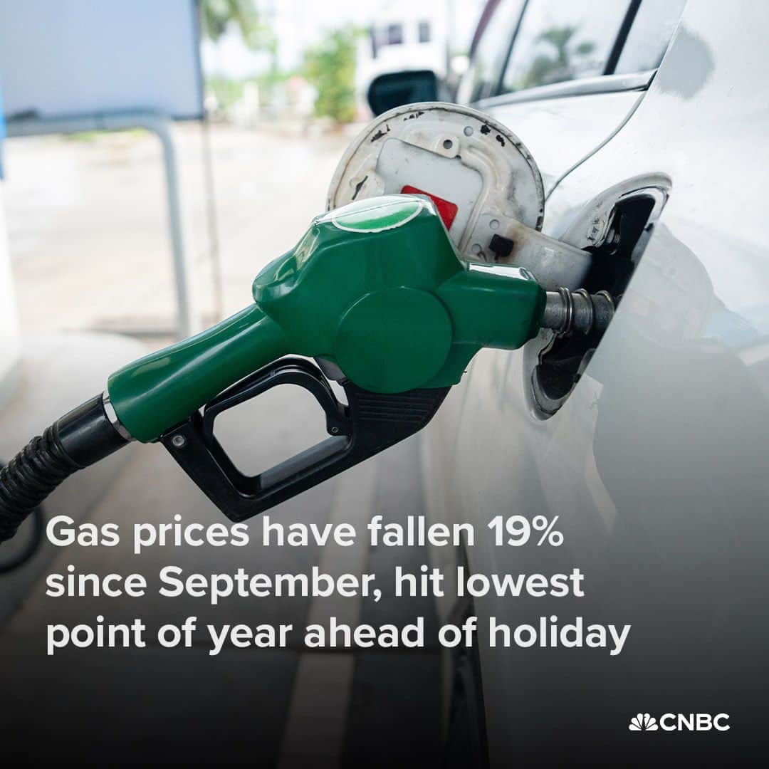 CNBCのインスタグラム：「Gas prices in the U.S. have fallen to the cheapest level of the year just as consumers prepare for the busy holiday shopping and travel season, according to data from the motorist group AAA.  A gallon of gas cost about $3.14 on Tuesday, with prices down 19% since a September peak after 12 straight weeks of declines. Gasoline futures, meanwhile, were trading at $1.98 per gallon on Tuesday, down 3.04%, suggesting prices at the pump could continue to fall.  Prices at the pump could fall to the lowest level in 30 months by the weekend and the national average could be well below $3 a gallon in January barring a major calamity in oil markets, according to AAA spokesman Andrew Gross.  More details at the link in bio.」