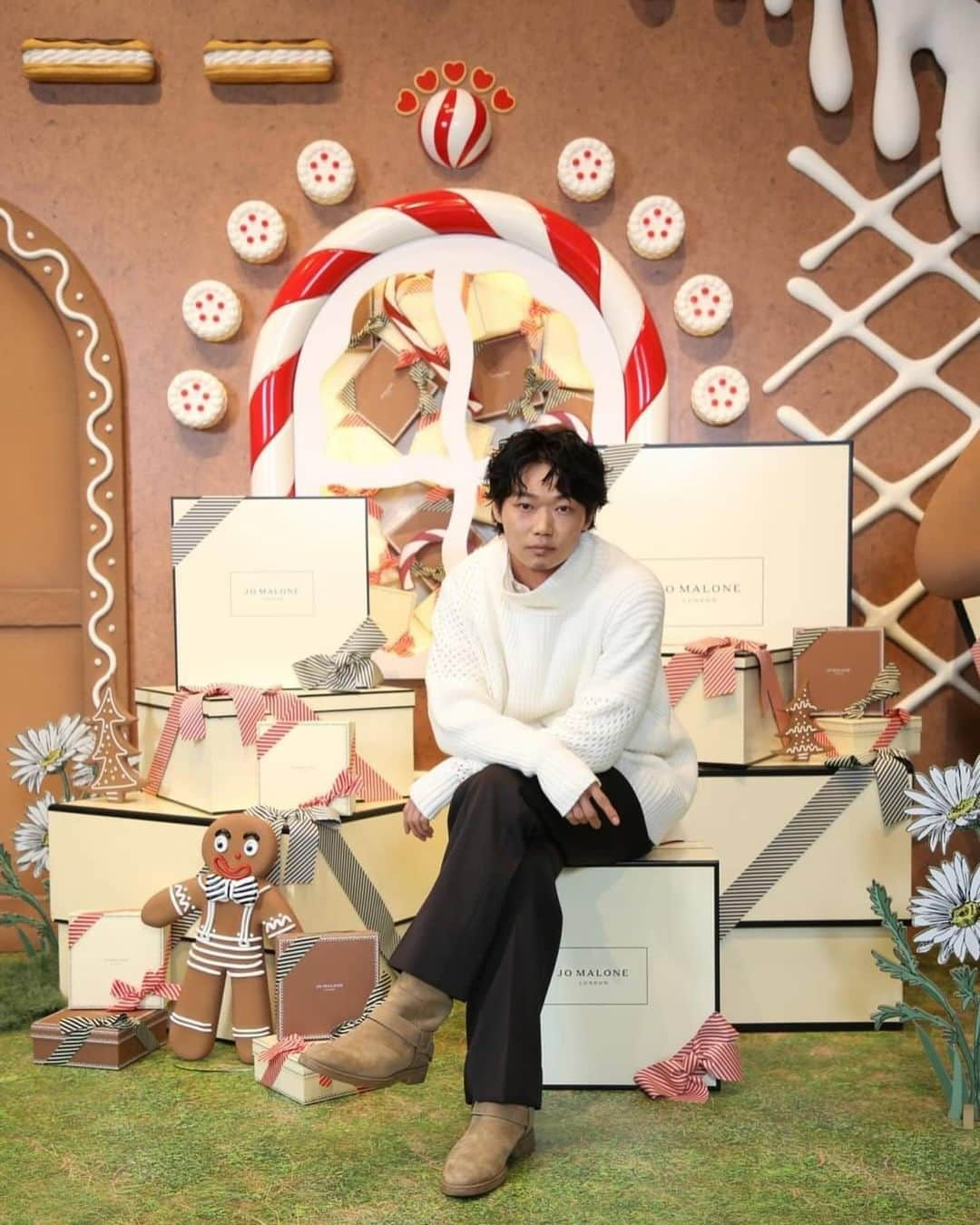 笠松将さんのインスタグラム写真 - (笠松将Instagram)「おはよう🌞 よく寝れましたか？  ジョー マローン ロンドン”Gingerbread Land”ポップアップイベントが12/14(木)〜12/25(月)表参道ヒルズB3F スペース オーにて開催されます。 ひと足先に会場で大きなジンジャーブレッドボーイに会ってきました！ 色々な香りを試してお気に入りを見つけてくださいね。  ※ポップアップに行かれる方は公式LINEから予約が必要です。  @jomalonelondon #PR #JustBecause #JoMaloneLondon #SeasonOfScent」12月13日 7時00分 - show_kasamatsu_official