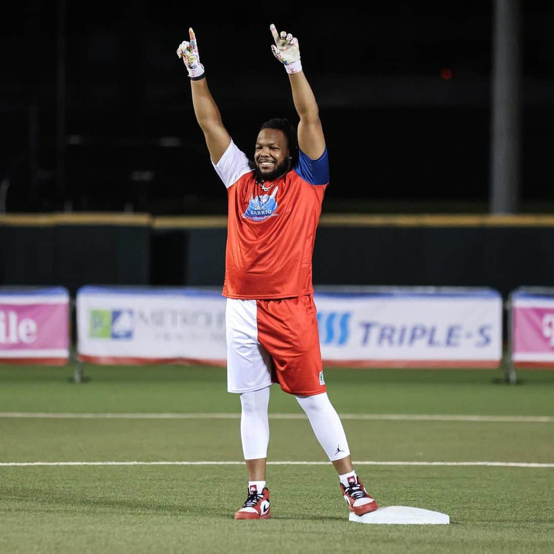 トロント・ブルージェイズさんのインスタグラム写真 - (トロント・ブルージェイズInstagram)「Vladdy put on a show in Puerto Rico 💪  💥 Charity Game MVP (2 HR, 8 RBI) 💥 Home Run Derby Champion  💥 1-0 as Manager」12月13日 5時35分 - bluejays