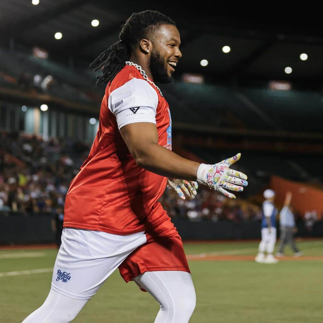 トロント・ブルージェイズさんのインスタグラム写真 - (トロント・ブルージェイズInstagram)「Vladdy put on a show in Puerto Rico 💪  💥 Charity Game MVP (2 HR, 8 RBI) 💥 Home Run Derby Champion  💥 1-0 as Manager」12月13日 5時35分 - bluejays