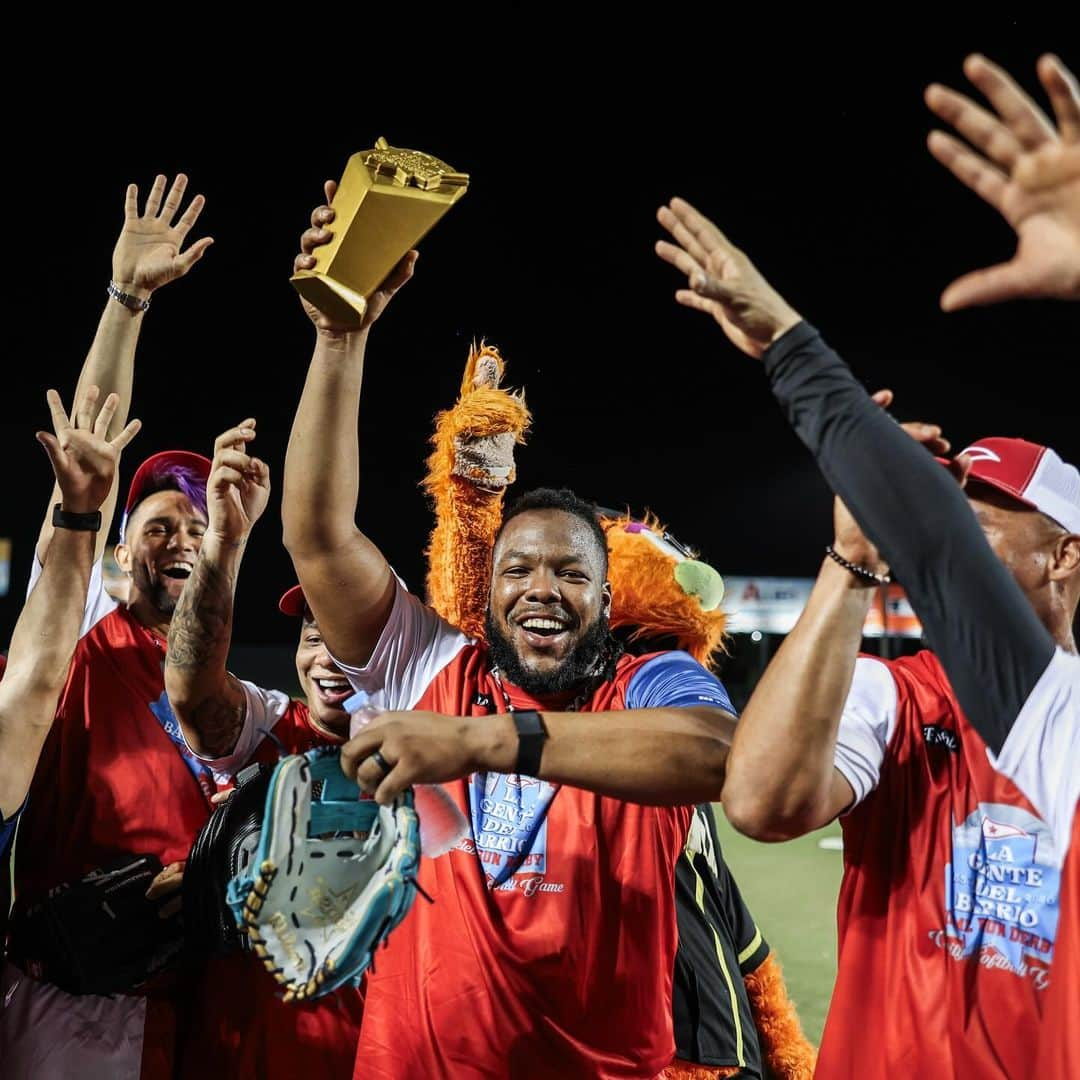 トロント・ブルージェイズさんのインスタグラム写真 - (トロント・ブルージェイズInstagram)「Vladdy put on a show in Puerto Rico 💪  💥 Charity Game MVP (2 HR, 8 RBI) 💥 Home Run Derby Champion  💥 1-0 as Manager」12月13日 5時35分 - bluejays