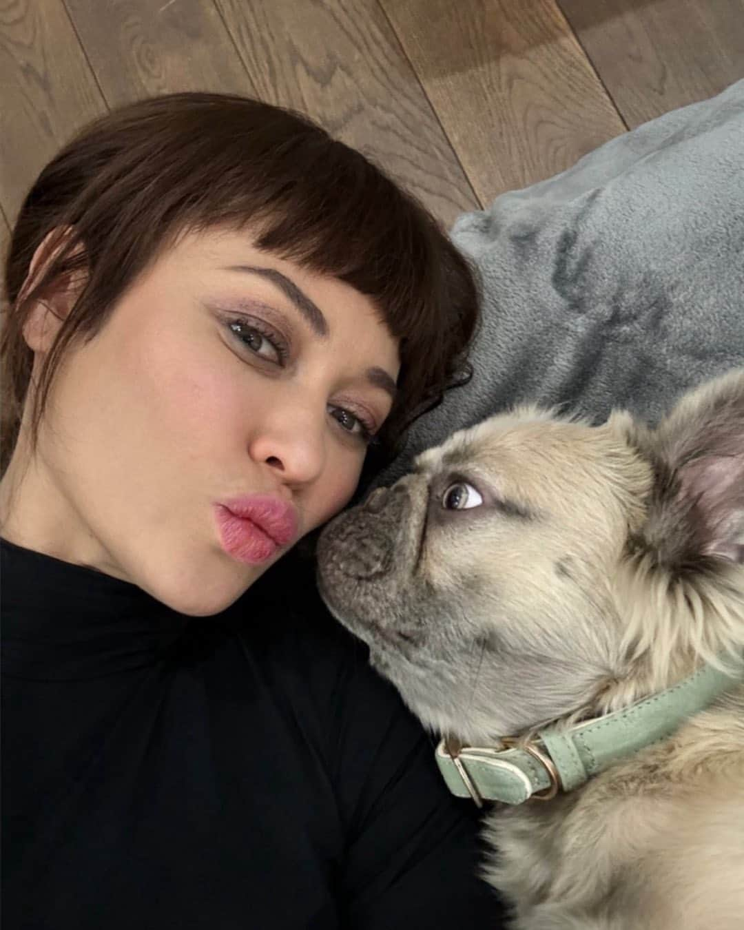 オルガ・キュリレンコのインスタグラム：「Don’t be jealous 🐶🥰 #onset #misdirection #serbia」